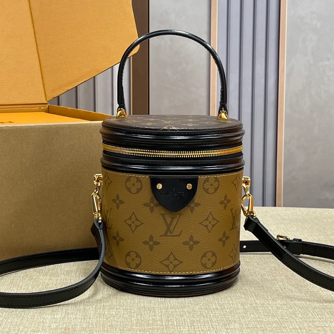 [Upgraded version] P520🐶Upgraded version. Real gold hardware, M43986🐶With complete packaging ❣️VANITY Handbag Drawing on the shape of the long-established LV Cannes makeup case, women's clothing art director Nicolas Ghesquière recreates the classic charm of the past with this semi-rigid handbag. Small size, Monogram and Monogram Reverse coated canvas mixed fabric, full of traditional Louis Vuitton design, very elegant. Features a top handle and removable leather shoulder strap for multiple carrying options. Dimensions: 15.0x 17.0x 15.0 cm