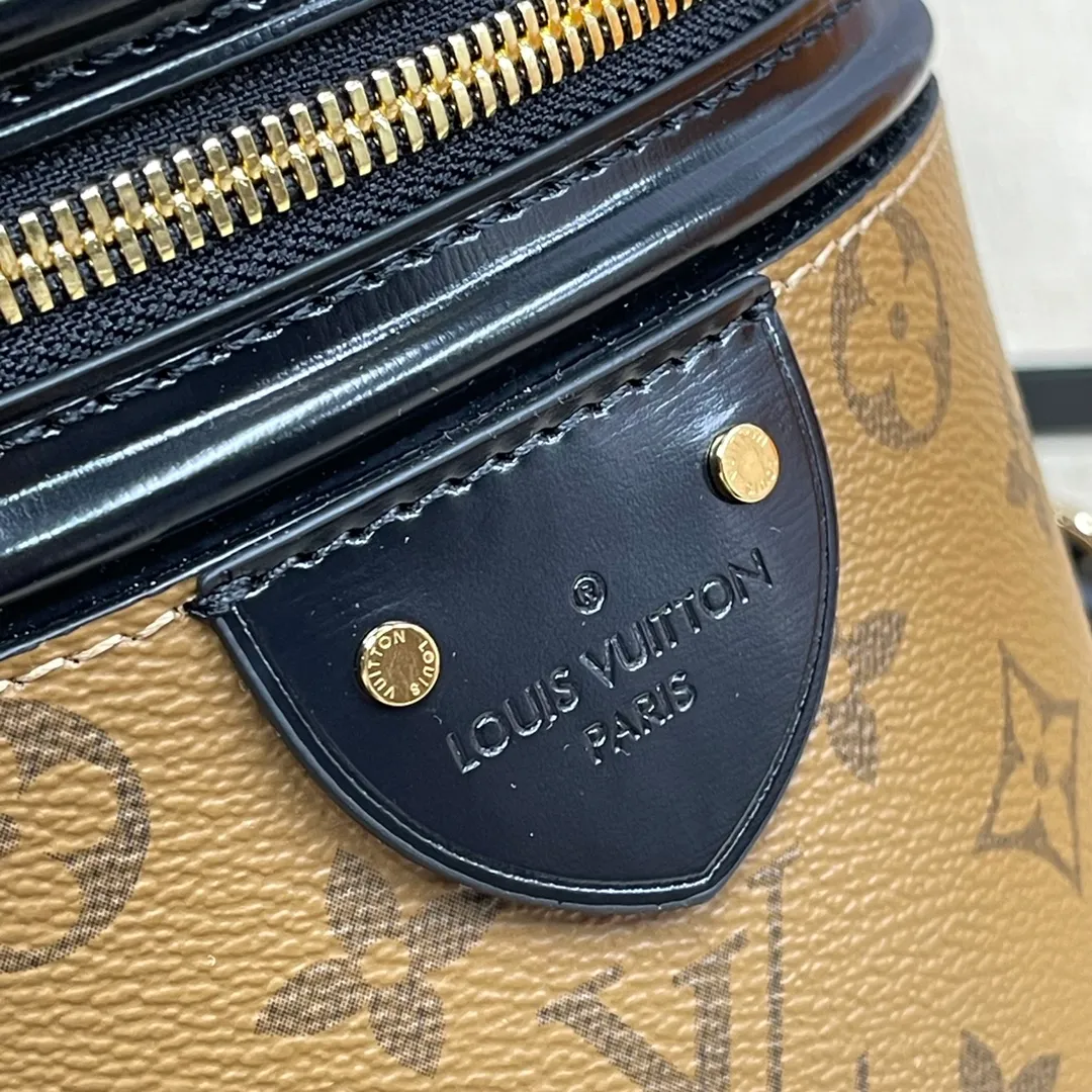 [Upgraded version] P520🐶Upgraded version. Real gold hardware, M43986🐶With complete packaging ❣️VANITY Handbag Drawing on the shape of the long-established LV Cannes makeup case, women's clothing art director Nicolas Ghesquière recreates the classic charm of the past with this semi-rigid handbag. Small size, Monogram and Monogram Reverse coated canvas mixed fabric, full of traditional Louis Vuitton design, very elegant. Features a top handle and removable leather shoulder strap for multiple carrying options. Dimensions: 15.0x 17.0x 15.0 cm