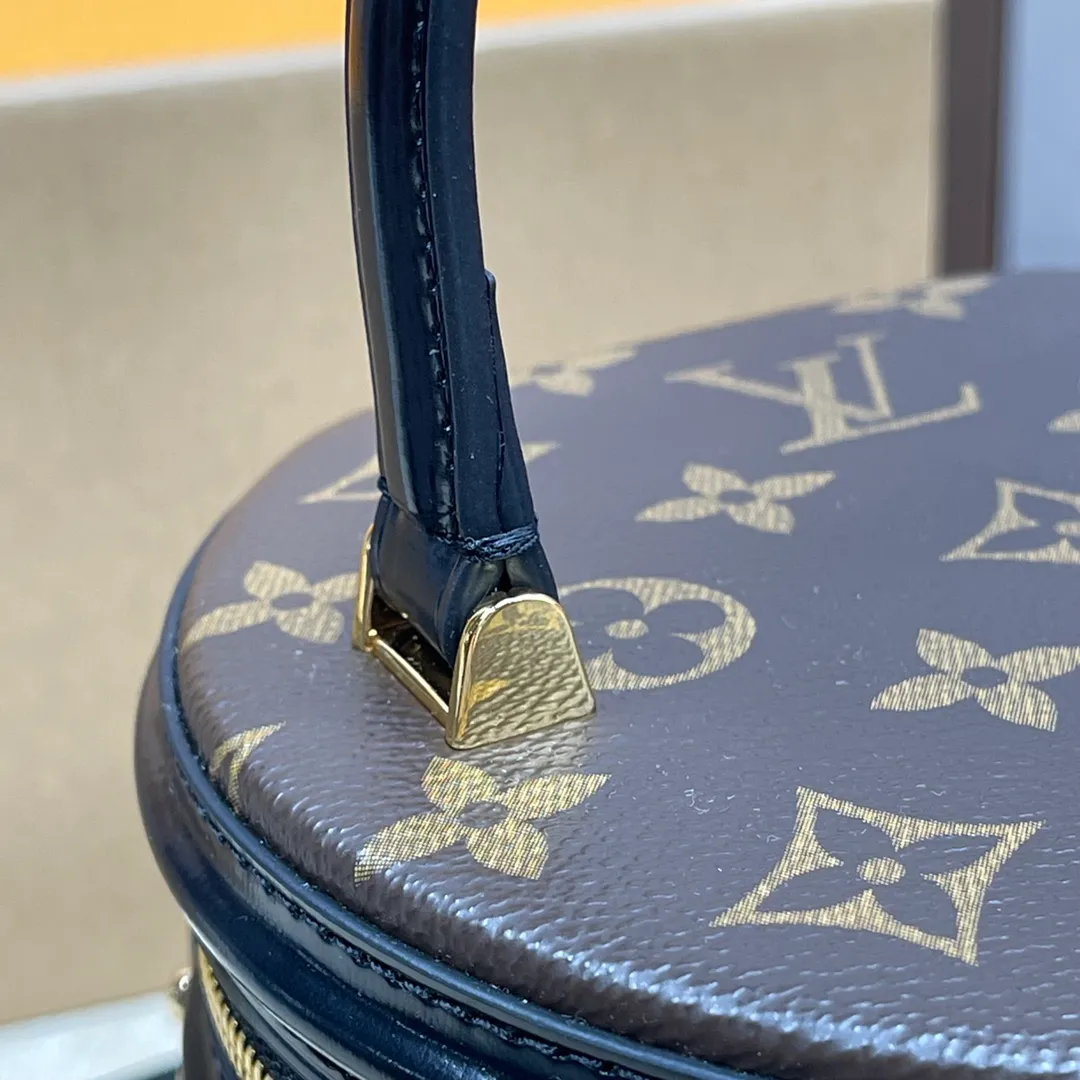 [Upgraded version] P520🐶Upgraded version. Real gold hardware, M43986🐶With complete packaging ❣️VANITY Handbag Drawing on the shape of the long-established LV Cannes makeup case, women's clothing art director Nicolas Ghesquière recreates the classic charm of the past with this semi-rigid handbag. Small size, Monogram and Monogram Reverse coated canvas mixed fabric, full of traditional Louis Vuitton design, very elegant. Features a top handle and removable leather shoulder strap for multiple carrying options. Dimensions: 15.0x 17.0x 15.0 cm