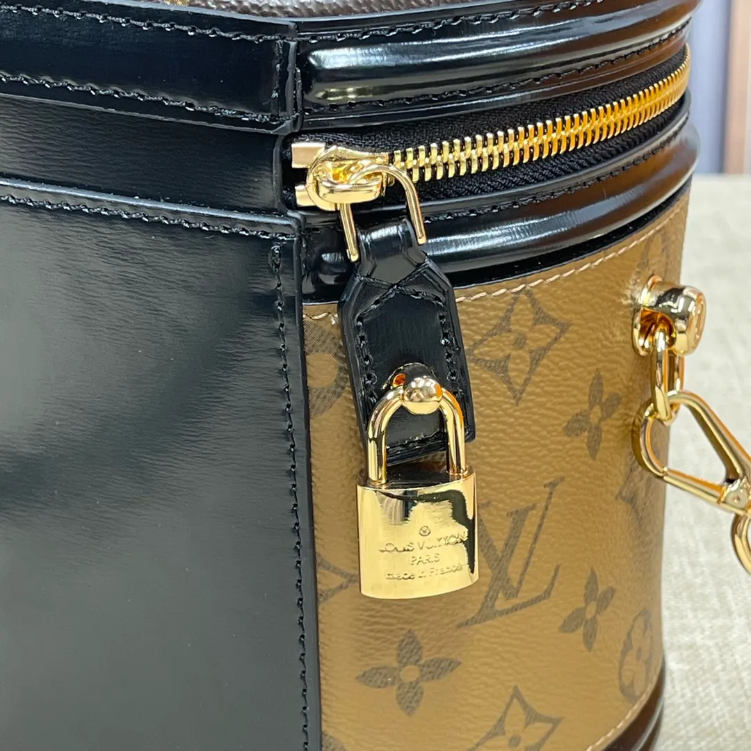 [Upgraded version] P520🐶Upgraded version. Real gold hardware, M43986🐶With complete packaging ❣️VANITY Handbag Drawing on the shape of the long-established LV Cannes makeup case, women's clothing art director Nicolas Ghesquière recreates the classic charm of the past with this semi-rigid handbag. Small size, Monogram and Monogram Reverse coated canvas mixed fabric, full of traditional Louis Vuitton design, very elegant. Features a top handle and removable leather shoulder strap for multiple carrying options. Dimensions: 15.0x 17.0x 15.0 cm