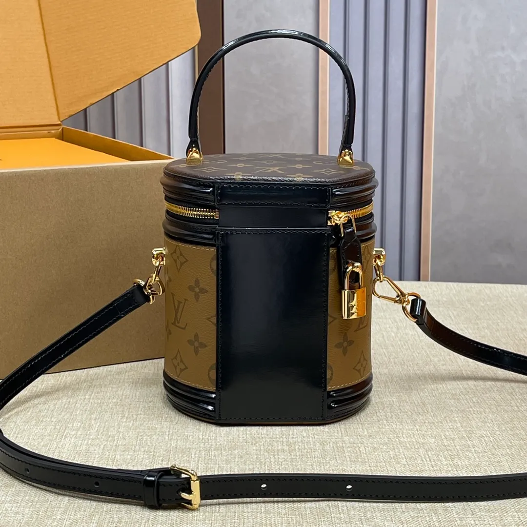 [Upgraded version] P520🐶Upgraded version. Real gold hardware, M43986🐶With complete packaging ❣️VANITY Handbag Drawing on the shape of the long-established LV Cannes makeup case, women's clothing art director Nicolas Ghesquière recreates the classic charm of the past with this semi-rigid handbag. Small size, Monogram and Monogram Reverse coated canvas mixed fabric, full of traditional Louis Vuitton design, very elegant. Features a top handle and removable leather shoulder strap for multiple carrying options. Dimensions: 15.0x 17.0x 15.0 cm