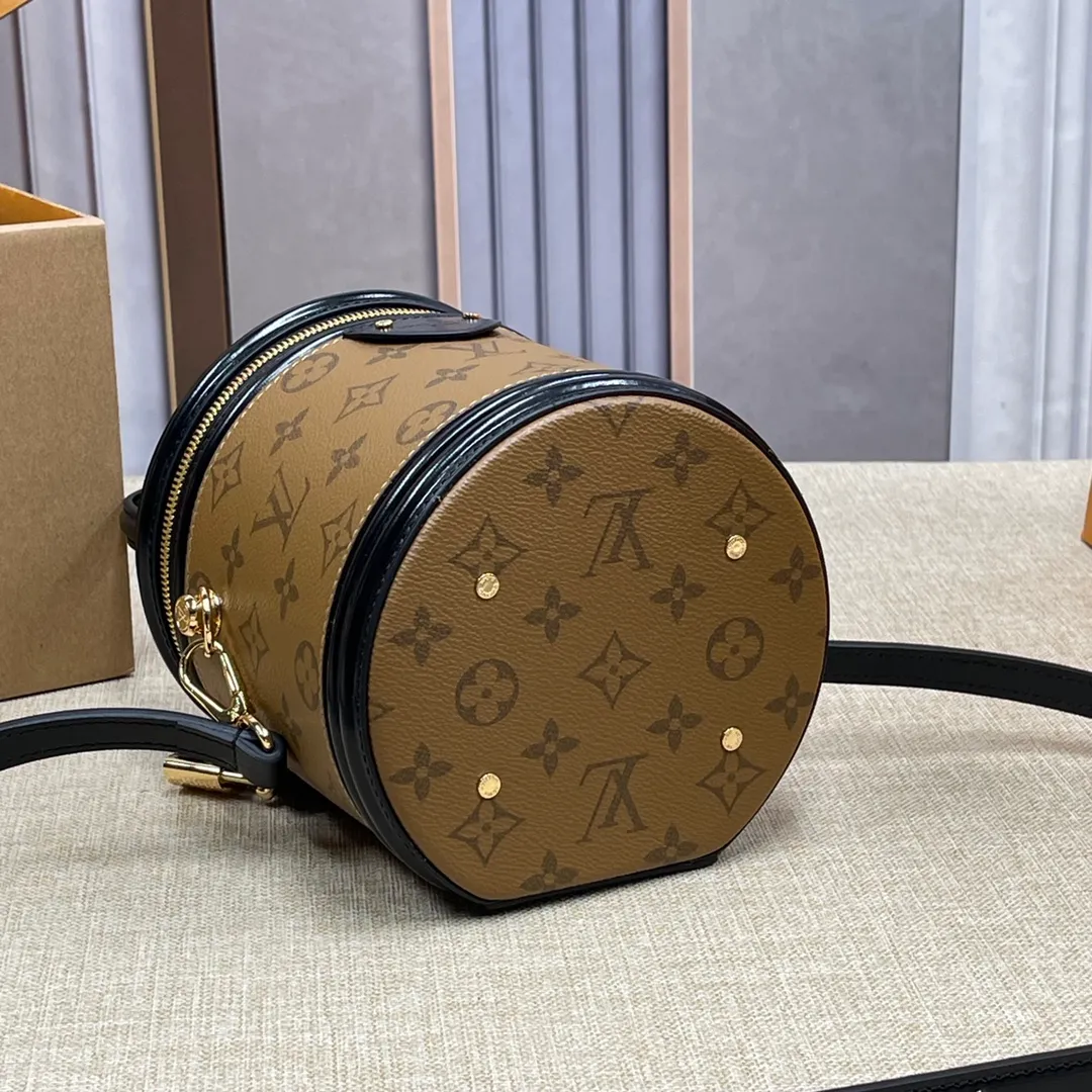 [Upgraded version] P520🐶Upgraded version. Real gold hardware, M43986🐶With complete packaging ❣️VANITY Handbag Drawing on the shape of the long-established LV Cannes makeup case, women's clothing art director Nicolas Ghesquière recreates the classic charm of the past with this semi-rigid handbag. Small size, Monogram and Monogram Reverse coated canvas mixed fabric, full of traditional Louis Vuitton design, very elegant. Features a top handle and removable leather shoulder strap for multiple carrying options. Dimensions: 15.0x 17.0x 15.0 cm