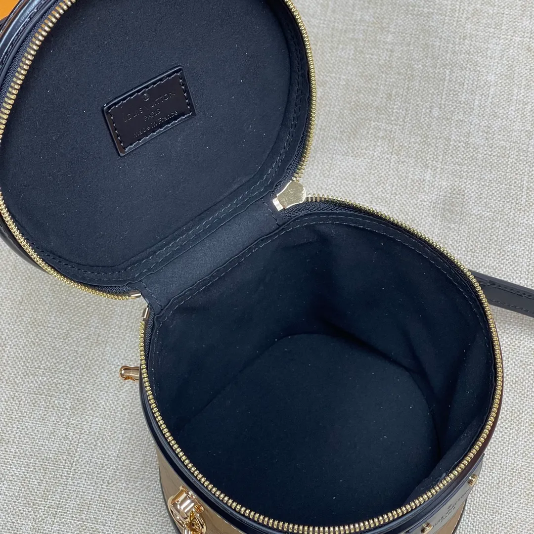 [Upgraded version] P520🐶Upgraded version. Real gold hardware, M43986🐶With complete packaging ❣️VANITY Handbag Drawing on the shape of the long-established LV Cannes makeup case, women's clothing art director Nicolas Ghesquière recreates the classic charm of the past with this semi-rigid handbag. Small size, Monogram and Monogram Reverse coated canvas mixed fabric, full of traditional Louis Vuitton design, very elegant. Features a top handle and removable leather shoulder strap for multiple carrying options. Dimensions: 15.0x 17.0x 15.0 cm