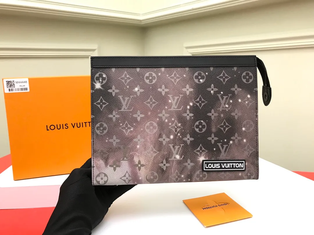 Factory price 380 [Top original order] M44448👏👏Louis Vuitton has set its sights on the bright and boundless space and redesigned the Pochette Voyage handbag in the 2019 spring and summer pre-show series. The classic Monogram pattern complements the dazzling stars and the dying sun. The clutch is compact enough to store daily necessities and can be held in hand or stored in a larger bag. Size:27.0x21.0x3.0cm