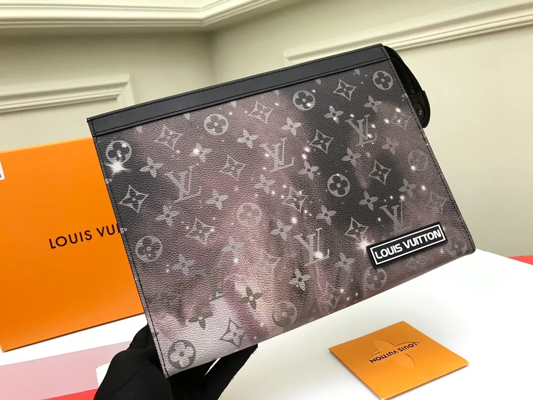 Factory price 380 [Top original order] M44448👏👏Louis Vuitton has set its sights on the bright and boundless space and redesigned the Pochette Voyage handbag in the 2019 spring and summer pre-show series. The classic Monogram pattern complements the dazzling stars and the dying sun. The clutch is compact enough to store daily necessities and can be held in hand or stored in a larger bag. Size:27.0x21.0x3.0cm