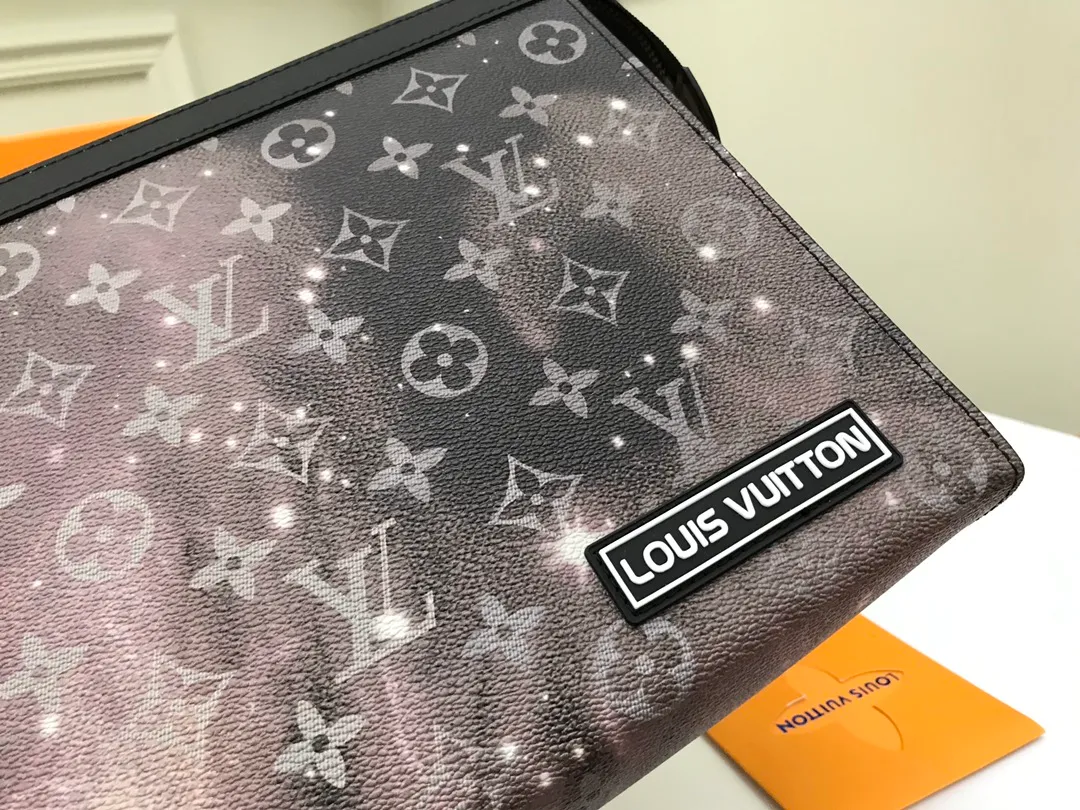 Factory price 380 [Top original order] M44448👏👏Louis Vuitton has set its sights on the bright and boundless space and redesigned the Pochette Voyage handbag in the 2019 spring and summer pre-show series. The classic Monogram pattern complements the dazzling stars and the dying sun. The clutch is compact enough to store daily necessities and can be held in hand or stored in a larger bag. Size:27.0x21.0x3.0cm