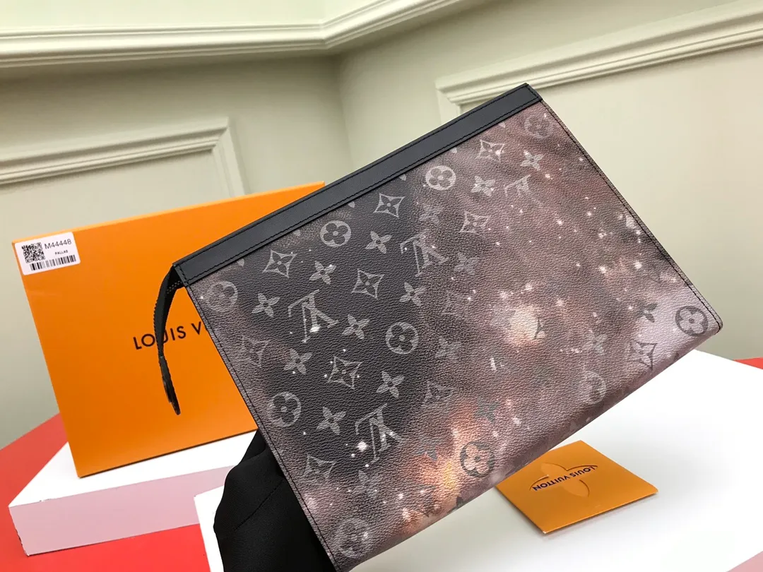 Factory price 380 [Top original order] M44448👏👏Louis Vuitton has set its sights on the bright and boundless space and redesigned the Pochette Voyage handbag in the 2019 spring and summer pre-show series. The classic Monogram pattern complements the dazzling stars and the dying sun. The clutch is compact enough to store daily necessities and can be held in hand or stored in a larger bag. Size:27.0x21.0x3.0cm