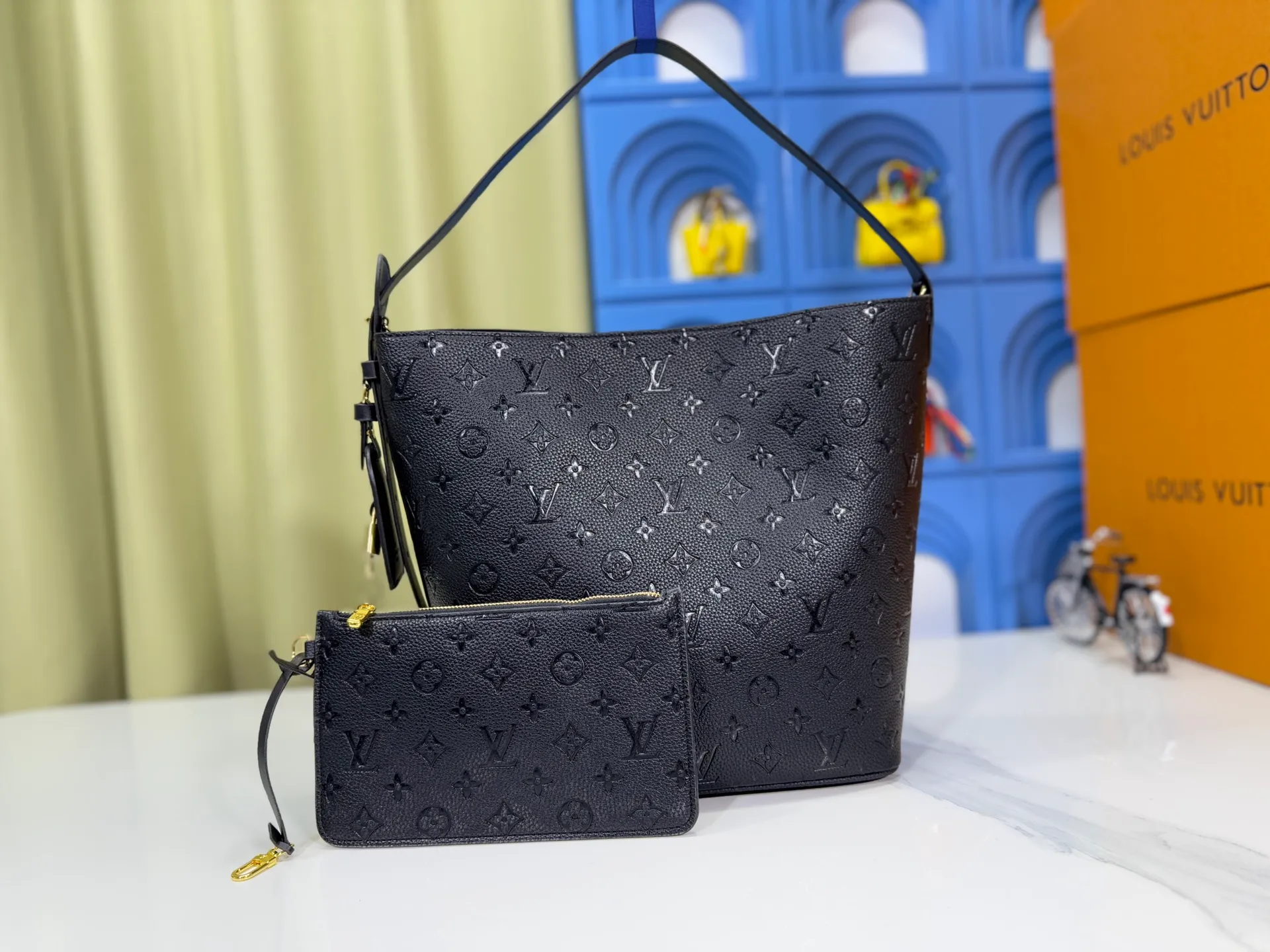 P220 upgraded original M12925 M12926 M13480 M13044 M14356 M13045 M13089 This All In handbag is made of Monogram cow leather with shiny metal parts, and the iconic padlock and nameplate highlight the classic style. The adjustable shoulder strap continues the brand's trunk-making heritage, and the leather shoulder strap adds cross-body and shoulder carry options. The foldable design enables the silhouette to be retracted and retracted freely, providing ample space for daily use. 30.0 x 25.0 x 17.0 cm (length x height x width)