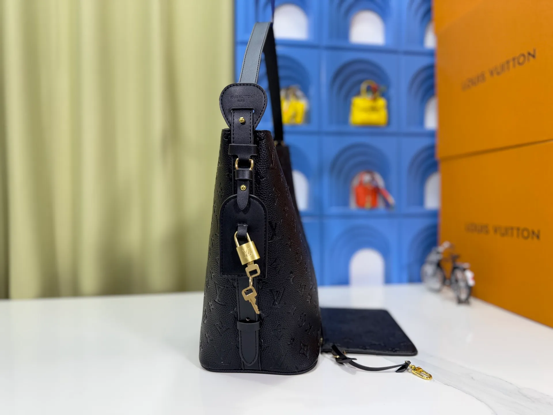 P220 upgraded original M12925 M12926 M13480 M13044 M14356 M13045 M13089 This All In handbag is made of Monogram cow leather with shiny metal parts, and the iconic padlock and nameplate highlight the classic style. The adjustable shoulder strap continues the brand's trunk-making heritage, and the leather shoulder strap adds cross-body and shoulder carry options. The foldable design enables the silhouette to be retracted and retracted freely, providing ample space for daily use. 30.0 x 25.0 x 17.0 cm (length x height x width)