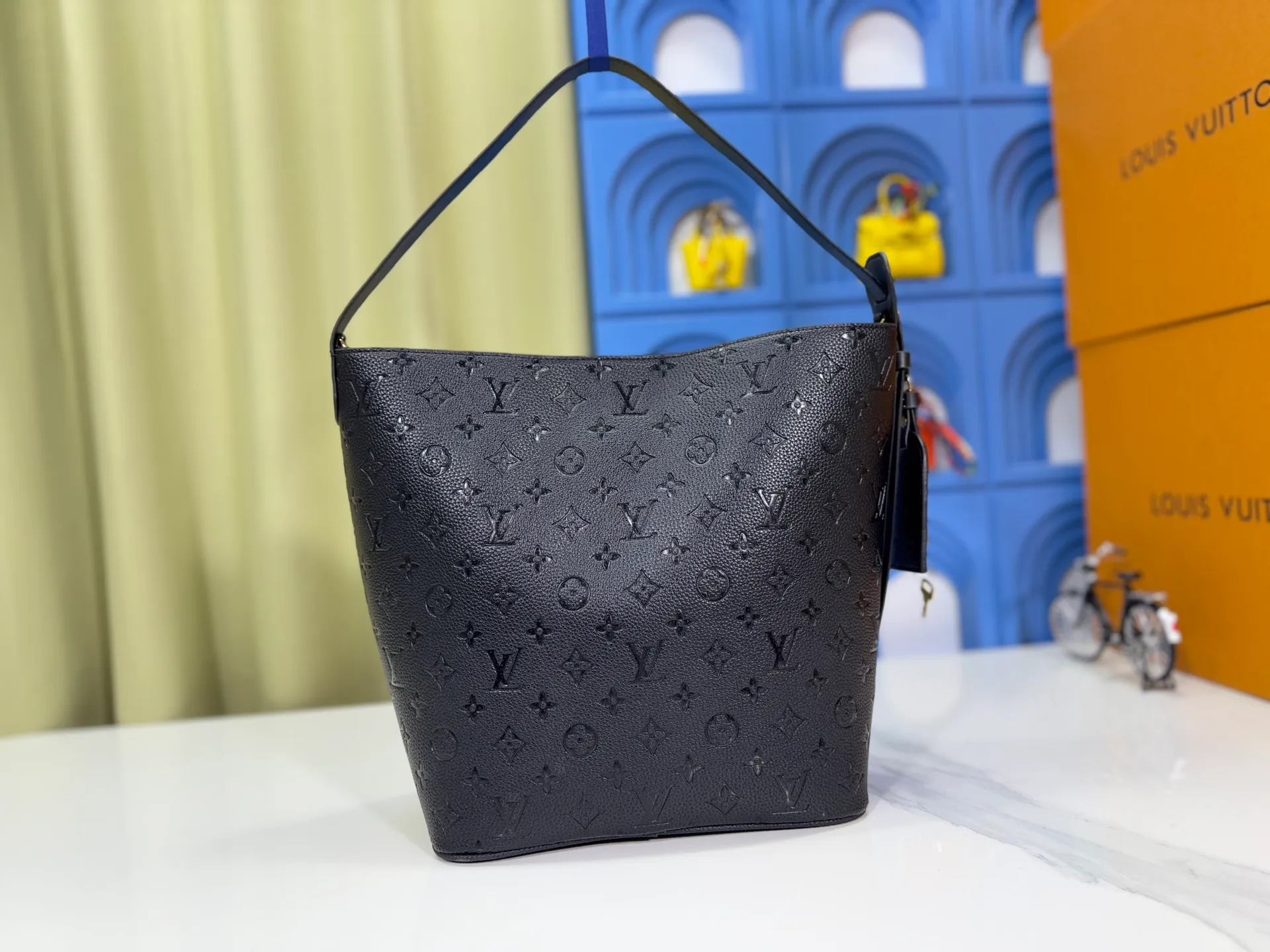 P220 upgraded original M12925 M12926 M13480 M13044 M14356 M13045 M13089 This All In handbag is made of Monogram cow leather with shiny metal parts, and the iconic padlock and nameplate highlight the classic style. The adjustable shoulder strap continues the brand's trunk-making heritage, and the leather shoulder strap adds cross-body and shoulder carry options. The foldable design enables the silhouette to be retracted and retracted freely, providing ample space for daily use. 30.0 x 25.0 x 17.0 cm (length x height x width)