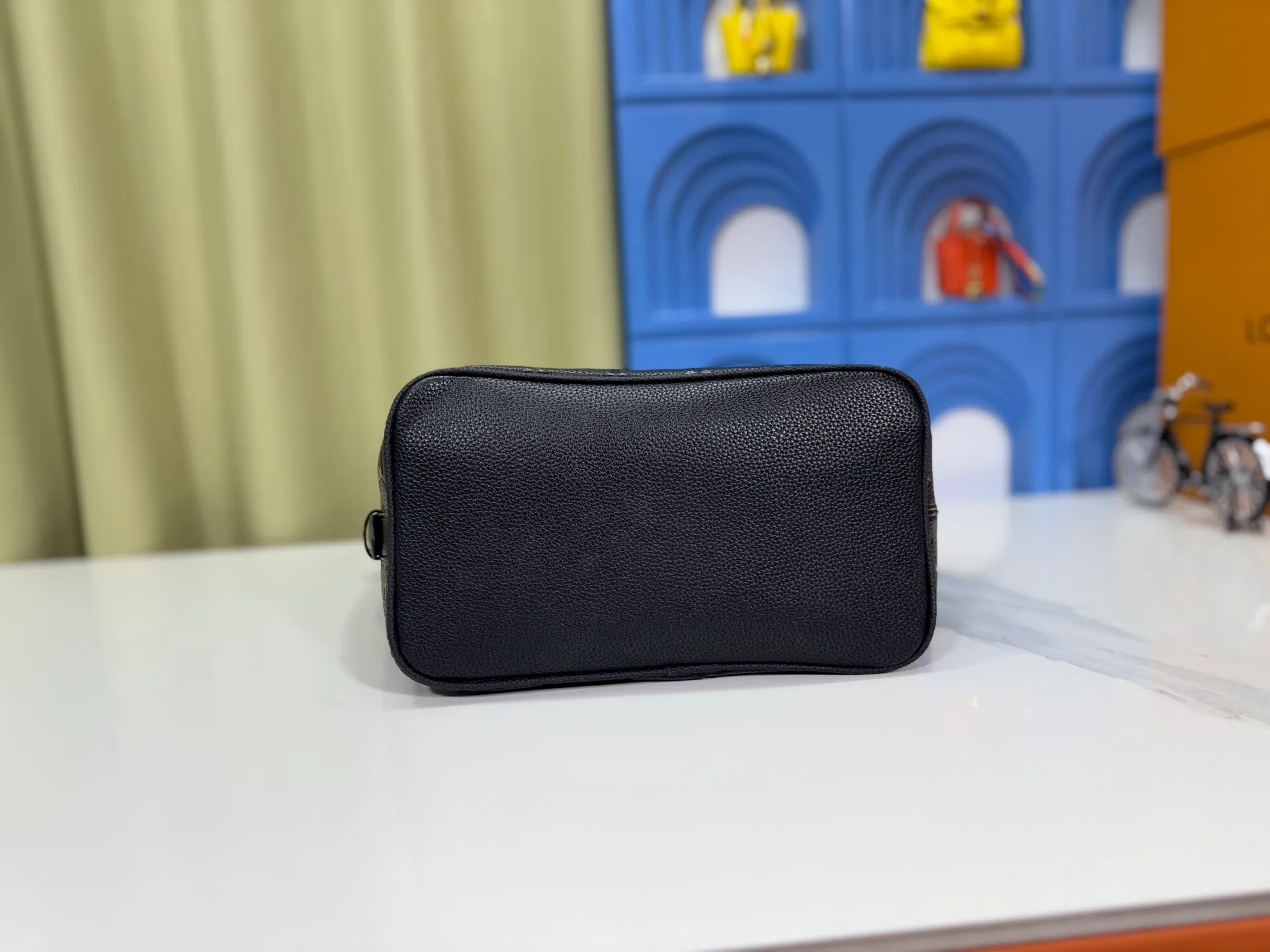 P220 upgraded original M12925 M12926 M13480 M13044 M14356 M13045 M13089 This All In handbag is made of Monogram cow leather with shiny metal parts, and the iconic padlock and nameplate highlight the classic style. The adjustable shoulder strap continues the brand's trunk-making heritage, and the leather shoulder strap adds cross-body and shoulder carry options. The foldable design enables the silhouette to be retracted and retracted freely, providing ample space for daily use. 30.0 x 25.0 x 17.0 cm (length x height x width)