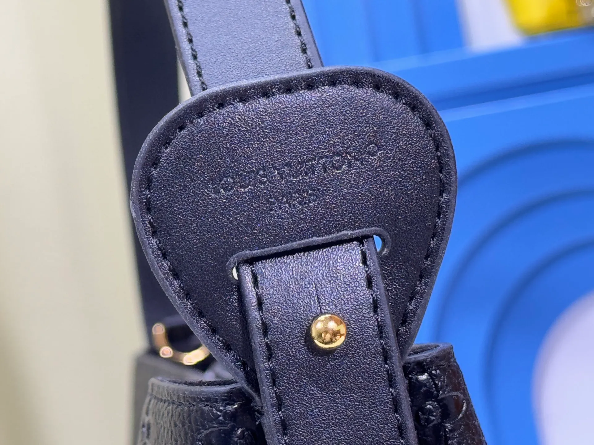 P220 upgraded original M12925 M12926 M13480 M13044 M14356 M13045 M13089 This All In handbag is made of Monogram cow leather with shiny metal parts, and the iconic padlock and nameplate highlight the classic style. The adjustable shoulder strap continues the brand's trunk-making heritage, and the leather shoulder strap adds cross-body and shoulder carry options. The foldable design enables the silhouette to be retracted and retracted freely, providing ample space for daily use. 30.0 x 25.0 x 17.0 cm (length x height x width)