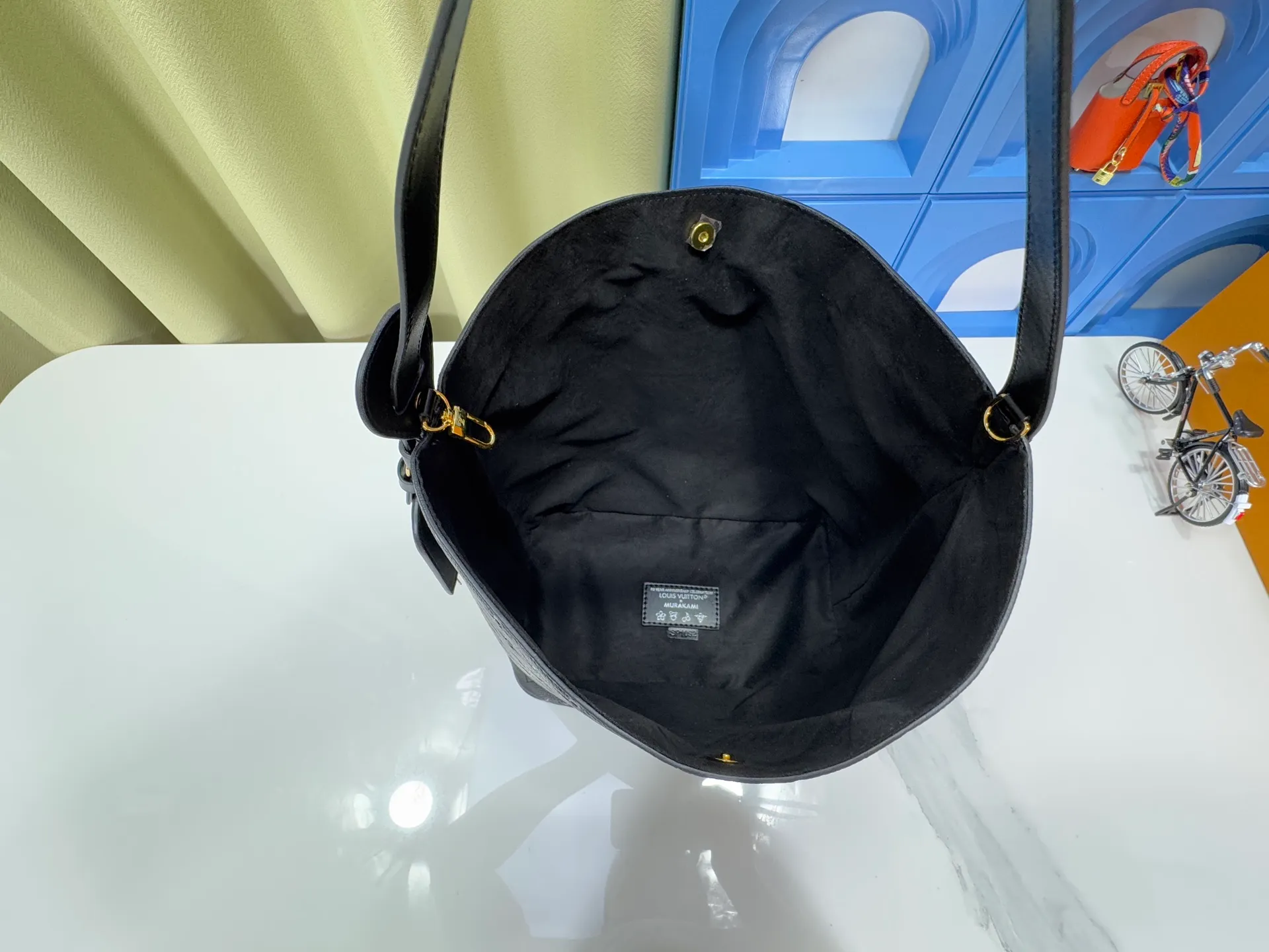 P220 upgraded original M12925 M12926 M13480 M13044 M14356 M13045 M13089 This All In handbag is made of Monogram cow leather with shiny metal parts, and the iconic padlock and nameplate highlight the classic style. The adjustable shoulder strap continues the brand's trunk-making heritage, and the leather shoulder strap adds cross-body and shoulder carry options. The foldable design enables the silhouette to be retracted and retracted freely, providing ample space for daily use. 30.0 x 25.0 x 17.0 cm (length x height x width)