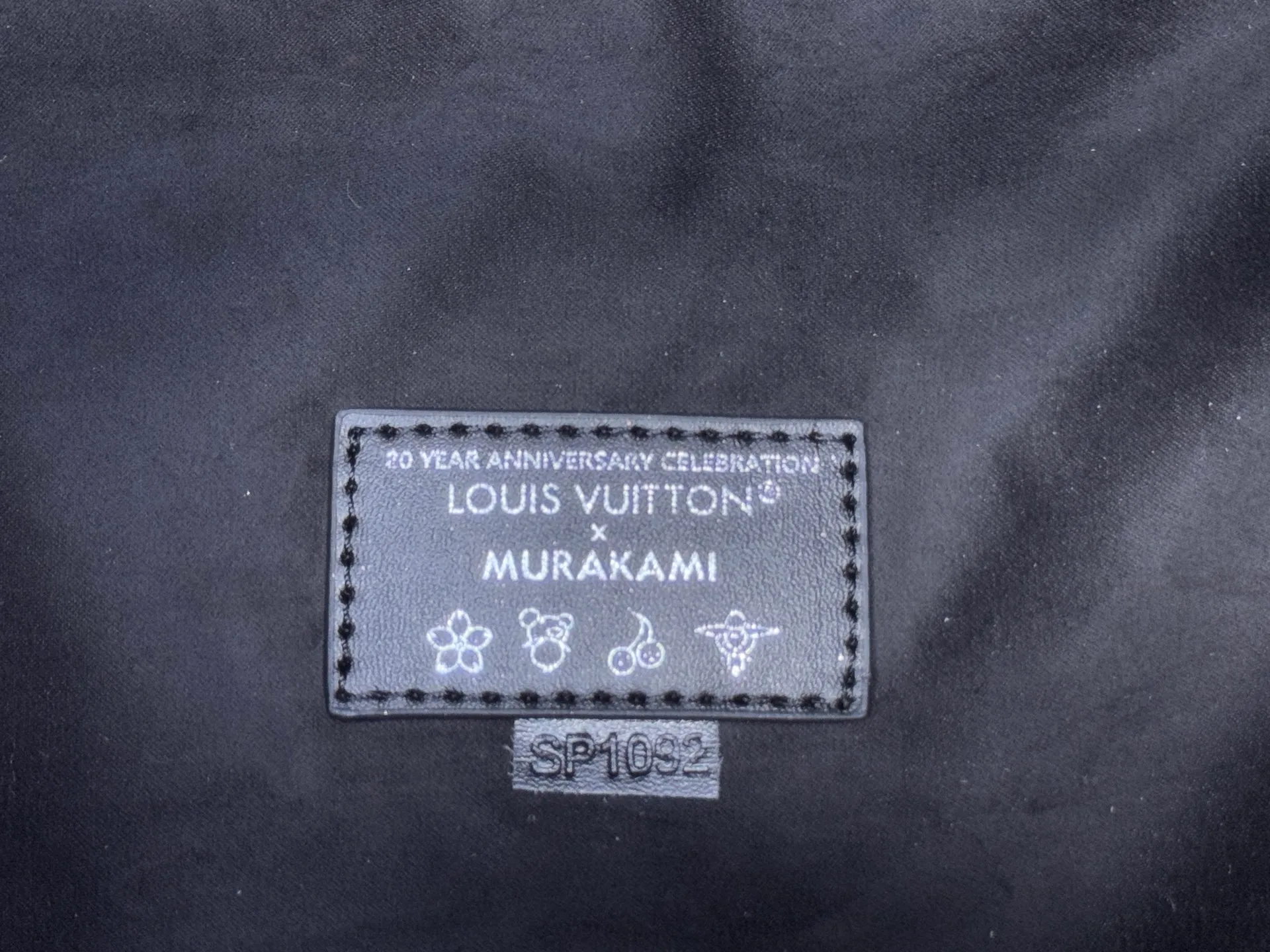 P220 upgraded original M12925 M12926 M13480 M13044 M14356 M13045 M13089 This All In handbag is made of Monogram cow leather with shiny metal parts, and the iconic padlock and nameplate highlight the classic style. The adjustable shoulder strap continues the brand's trunk-making heritage, and the leather shoulder strap adds cross-body and shoulder carry options. The foldable design enables the silhouette to be retracted and retracted freely, providing ample space for daily use. 30.0 x 25.0 x 17.0 cm (length x height x width)