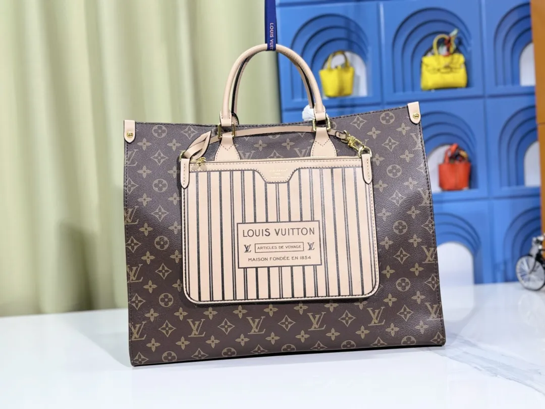 P280💰Upgraded original 🔥New style🔥M45320 M44576 M44571 This Onthego handbag is eye-catching and charming against the backdrop of Monogram Giant canvas. The sides and handles are decorated with Monogram Reverse patterns, and you can see the changes in color and texture in similar fashion. The large size has plenty of room inside, and with the shoulder strap and Toron handle, you can go about your daily life as you please. Dimensions: 41.0 x 34.0 x 19.0 cm (length x height x width)