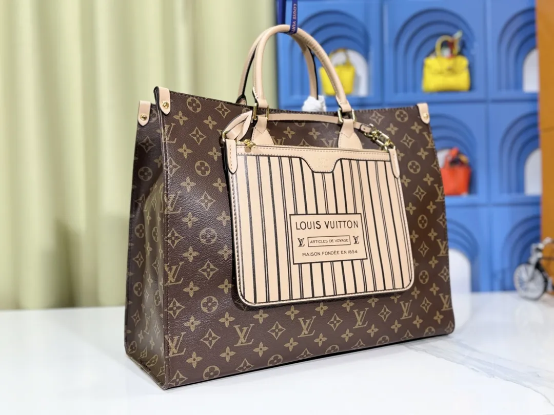 P280💰Upgraded original 🔥New style🔥M45320 M44576 M44571 This Onthego handbag is eye-catching and charming against the backdrop of Monogram Giant canvas. The sides and handles are decorated with Monogram Reverse patterns, and you can see the changes in color and texture in similar fashion. The large size has plenty of room inside, and with the shoulder strap and Toron handle, you can go about your daily life as you please. Dimensions: 41.0 x 34.0 x 19.0 cm (length x height x width)