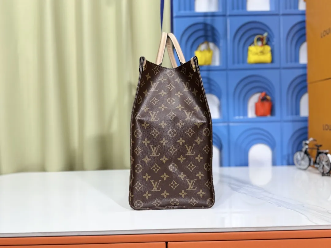 P280💰Upgraded original 🔥New style🔥M45320 M44576 M44571 This Onthego handbag is eye-catching and charming against the backdrop of Monogram Giant canvas. The sides and handles are decorated with Monogram Reverse patterns, and you can see the changes in color and texture in similar fashion. The large size has plenty of room inside, and with the shoulder strap and Toron handle, you can go about your daily life as you please. Dimensions: 41.0 x 34.0 x 19.0 cm (length x height x width)