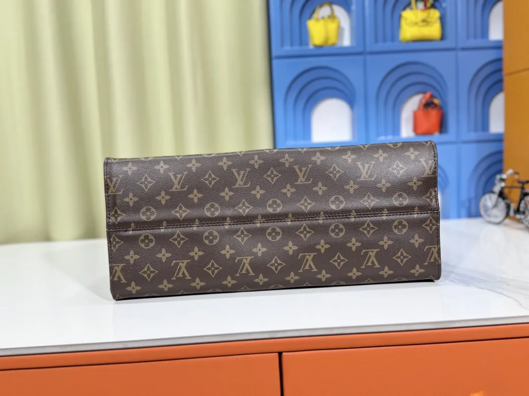 P280💰Upgraded original 🔥New style🔥M45320 M44576 M44571 This Onthego handbag is eye-catching and charming against the backdrop of Monogram Giant canvas. The sides and handles are decorated with Monogram Reverse patterns, and you can see the changes in color and texture in similar fashion. The large size has plenty of room inside, and with the shoulder strap and Toron handle, you can go about your daily life as you please. Dimensions: 41.0 x 34.0 x 19.0 cm (length x height x width)