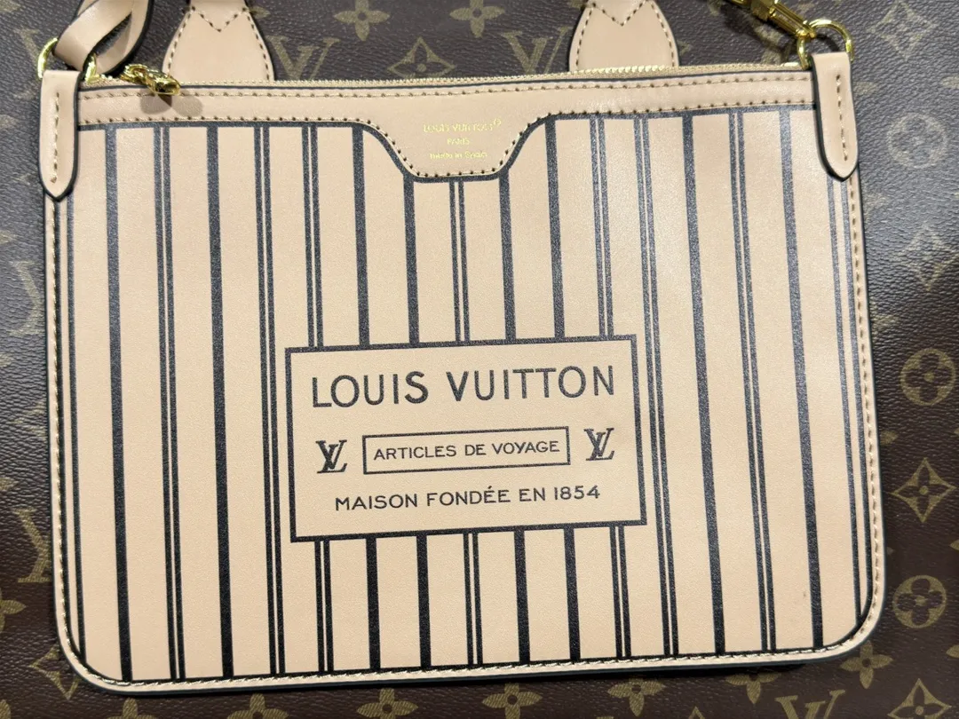 P280💰Upgraded original 🔥New style🔥M45320 M44576 M44571 This Onthego handbag is eye-catching and charming against the backdrop of Monogram Giant canvas. The sides and handles are decorated with Monogram Reverse patterns, and you can see the changes in color and texture in similar fashion. The large size has plenty of room inside, and with the shoulder strap and Toron handle, you can go about your daily life as you please. Dimensions: 41.0 x 34.0 x 19.0 cm (length x height x width)