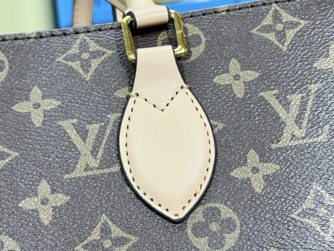 P280💰Upgraded original 🔥New style🔥M45320 M44576 M44571 This Onthego handbag is eye-catching and charming against the backdrop of Monogram Giant canvas. The sides and handles are decorated with Monogram Reverse patterns, and you can see the changes in color and texture in similar fashion. The large size has plenty of room inside, and with the shoulder strap and Toron handle, you can go about your daily life as you please. Dimensions: 41.0 x 34.0 x 19.0 cm (length x height x width)