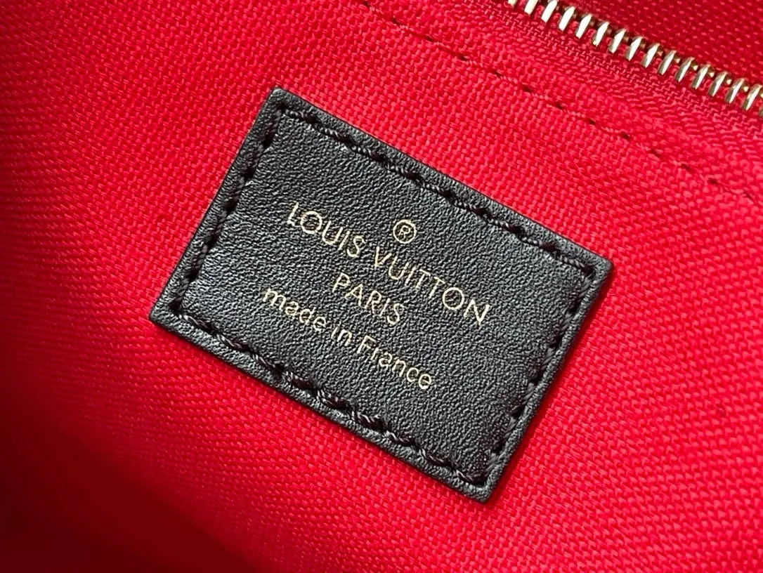 💰840 (transcoding chip) top original order M46373 This OnTheGo small handbag is made of Monogram and Monogram Reverse canvas, with Monogram Giant pattern embellishment. The Toron handle and the jacquard textured shoulder strap decorated with the brand's logo create a visual contrast, and the detachable coin bag is suitable for storing change or small items. It combines fashionable charm with various functions, making it a good daily companion. Dimensions: 25 x 19 x 11.5 cm