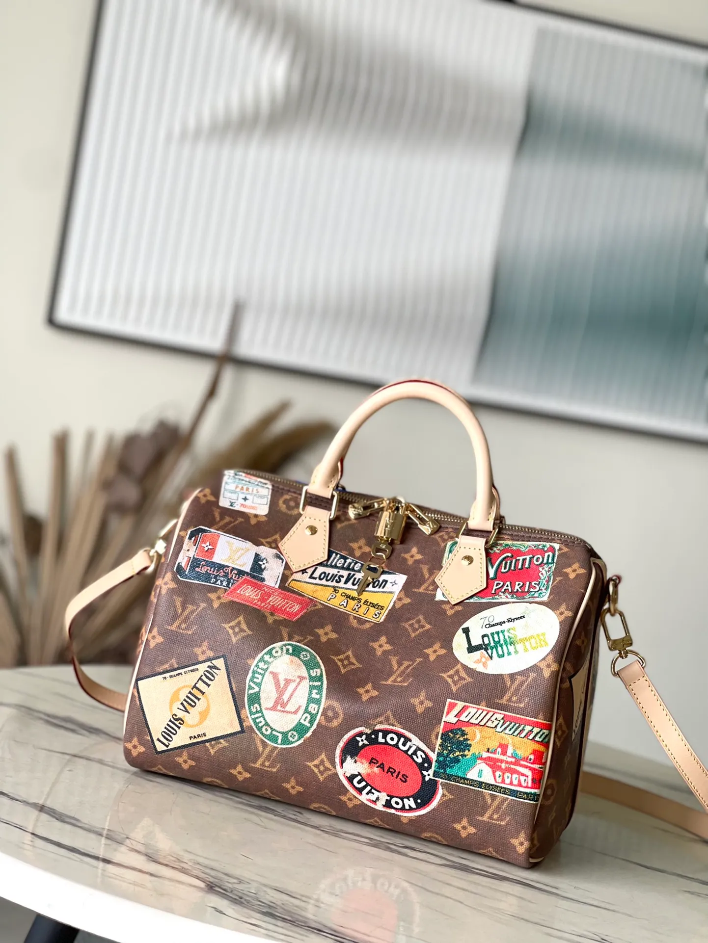 💰1080 Top Original Order M47087 This Speedy Bandouliere 30 handbag draws inspiration from the brand's classic Monogram canvas, adding a transparent resin coating to the cotton and linen blend. The hotel label patch pays tribute to Gaston-Louis Vuitton's legendary collection, and the cowhide leather trim highlights the traditional heritage. Dimensions: 30 × 21 × 17 cm