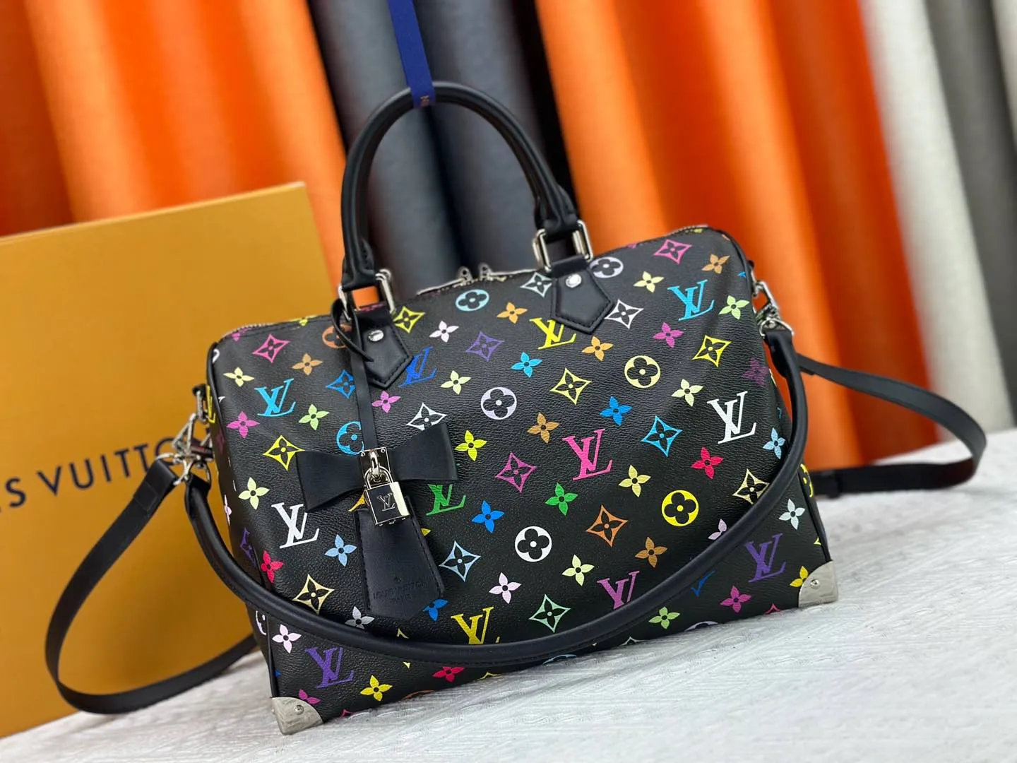 P320 Upgraded original version M13805 M13257 M40391 LV Murakami Takashi co-branded NANOSPEEDY handbag This Nano Speedy handbag combines Monogram canvas and cow leather trim printing, with 33 colorful interpretations of white, three-color and black three-color. It has been launched in twelve sections and is very popular around the world and is loved by celebrities. 30.0 x 21.0 x 17.0 cm