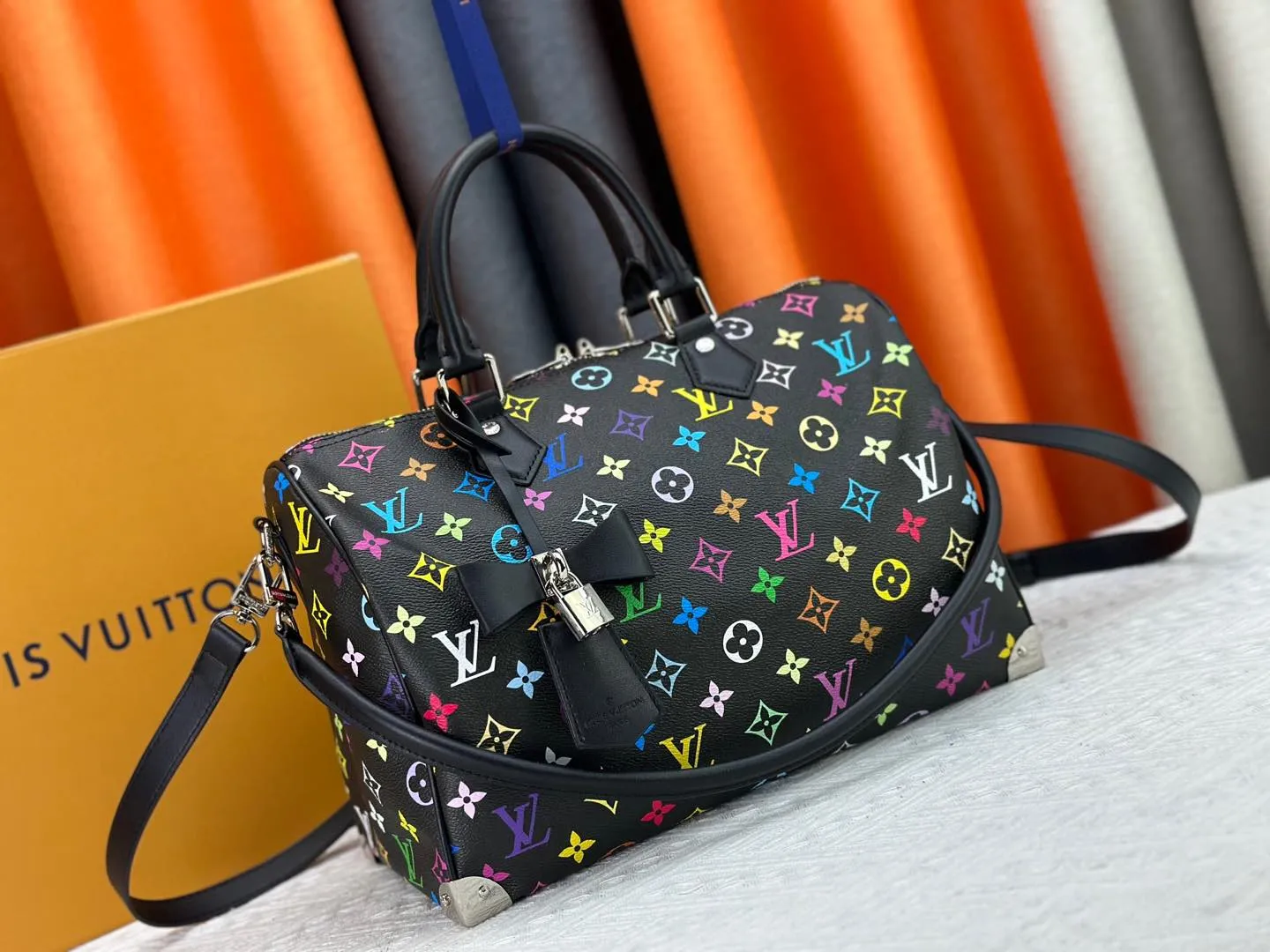 P320 Upgraded original version M13805 M13257 M40391 LV Murakami Takashi co-branded NANOSPEEDY handbag This Nano Speedy handbag combines Monogram canvas and cow leather trim printing, with 33 colorful interpretations of white, three-color and black three-color. It has been launched in twelve sections and is very popular around the world and is loved by celebrities. 30.0 x 21.0 x 17.0 cm