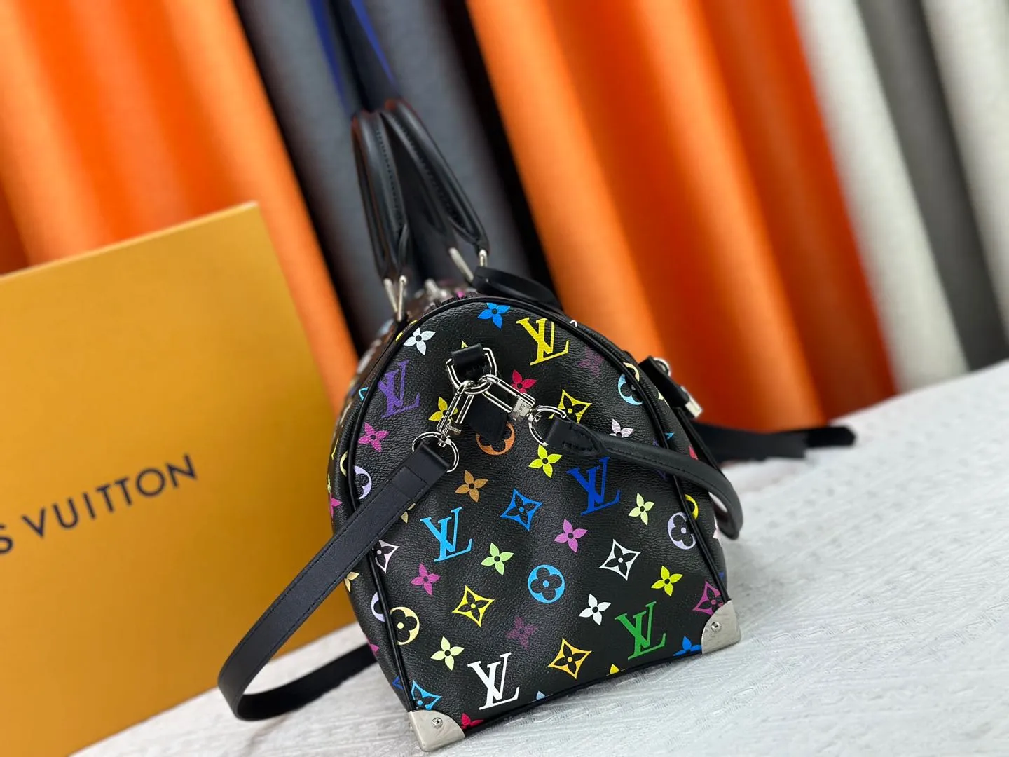 P320 Upgraded original version M13805 M13257 M40391 LV Murakami Takashi co-branded NANOSPEEDY handbag This Nano Speedy handbag combines Monogram canvas and cow leather trim printing, with 33 colorful interpretations of white, three-color and black three-color. It has been launched in twelve sections and is very popular around the world and is loved by celebrities. 30.0 x 21.0 x 17.0 cm