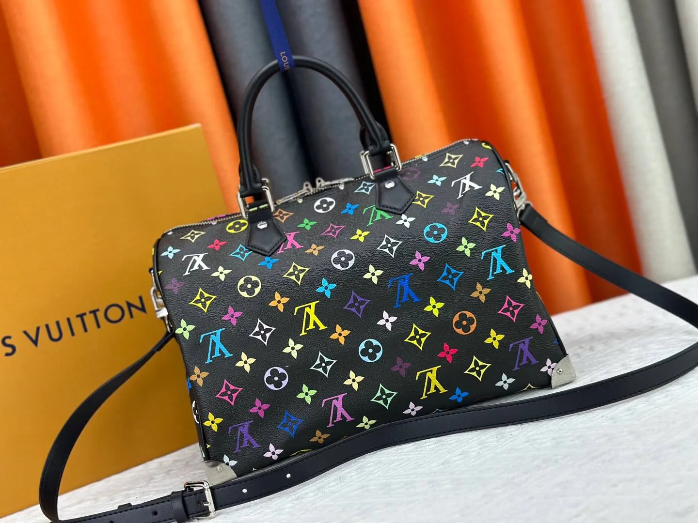 P320 Upgraded original version M13805 M13257 M40391 LV Murakami Takashi co-branded NANOSPEEDY handbag This Nano Speedy handbag combines Monogram canvas and cow leather trim printing, with 33 colorful interpretations of white, three-color and black three-color. It has been launched in twelve sections and is very popular around the world and is loved by celebrities. 30.0 x 21.0 x 17.0 cm