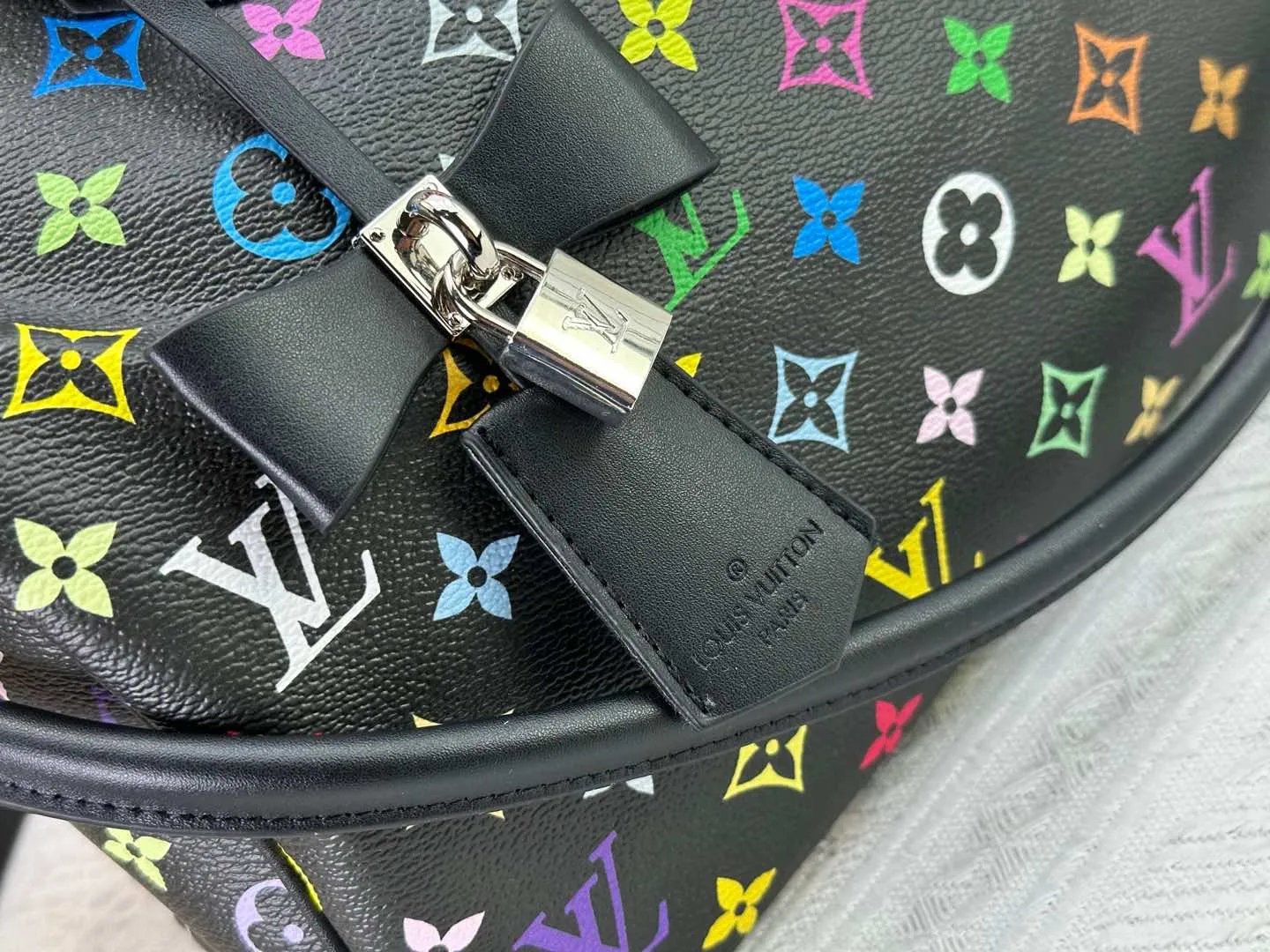 P320 Upgraded original version M13805 M13257 M40391 LV Murakami Takashi co-branded NANOSPEEDY handbag This Nano Speedy handbag combines Monogram canvas and cow leather trim printing, with 33 colorful interpretations of white, three-color and black three-color. It has been launched in twelve sections and is very popular around the world and is loved by celebrities. 30.0 x 21.0 x 17.0 cm