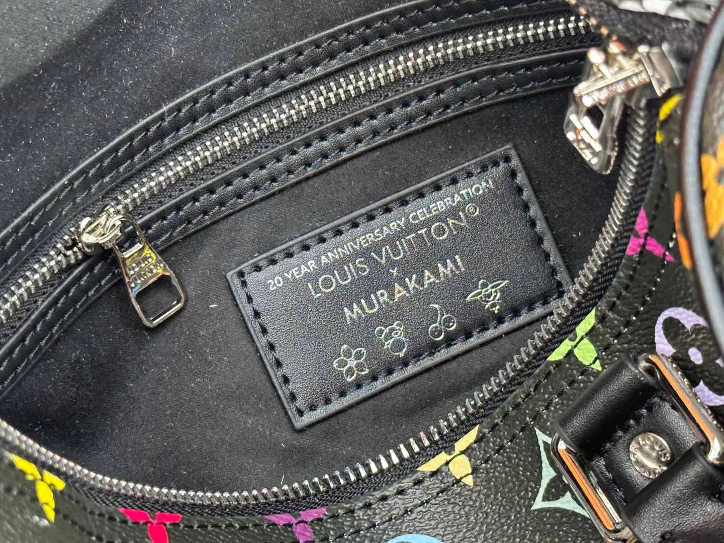 P320 Upgraded original version M13805 M13257 M40391 LV Murakami Takashi co-branded NANOSPEEDY handbag This Nano Speedy handbag combines Monogram canvas and cow leather trim printing, with 33 colorful interpretations of white, three-color and black three-color. It has been launched in twelve sections and is very popular around the world and is loved by celebrities. 30.0 x 21.0 x 17.0 cm