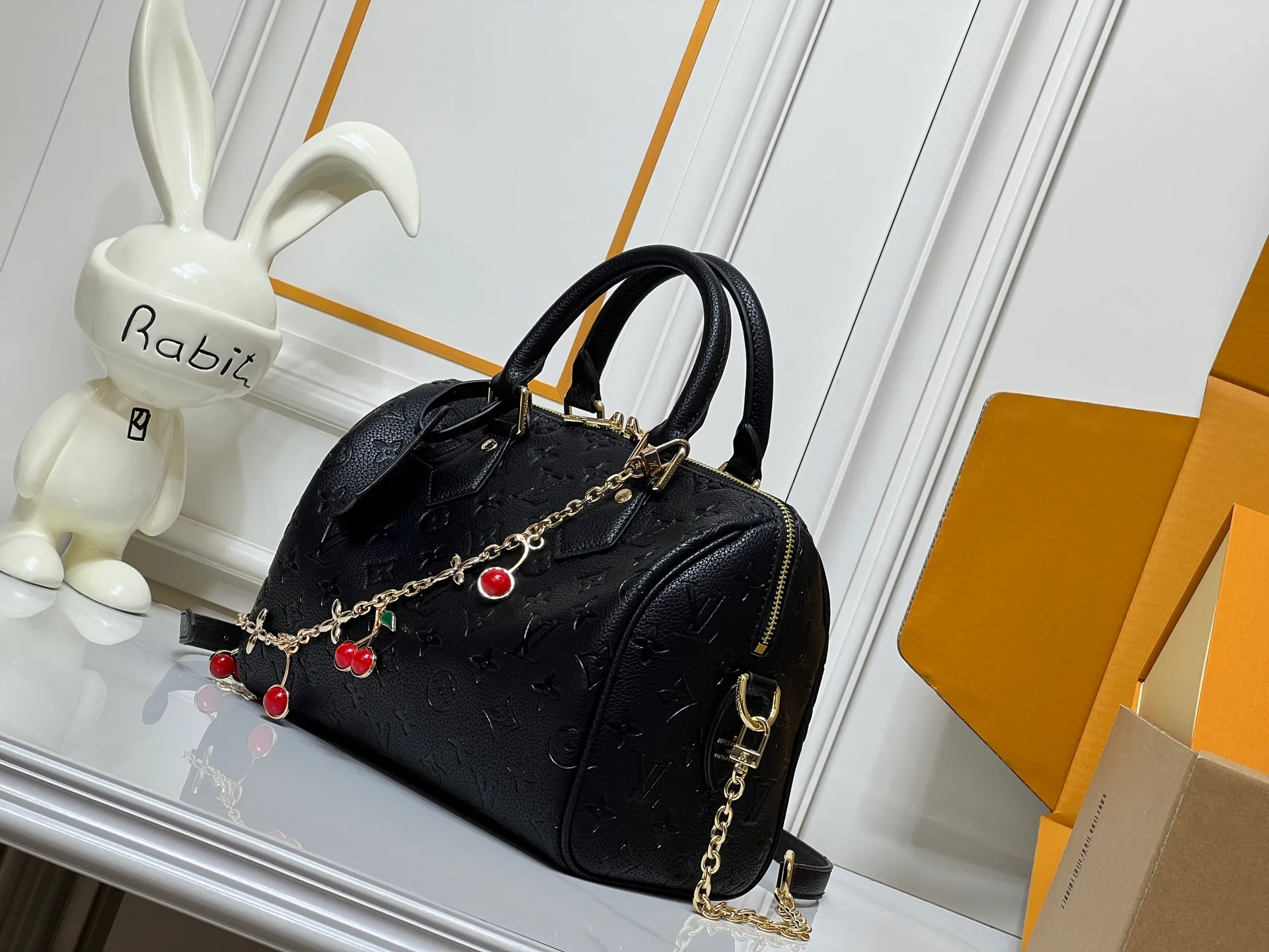 Batch 300💰M24424 This Speedy Bandouliere 25 handbag is made of cow leather to create a pillow-like soft touch, adding a modern addition to the LVBliss series. The brand's classic Monogram pattern is reshaped using triple digital printing technology, and the jewel-like Monogram flower chain shines with luster. Dimensions: 25 x18 x13 cm