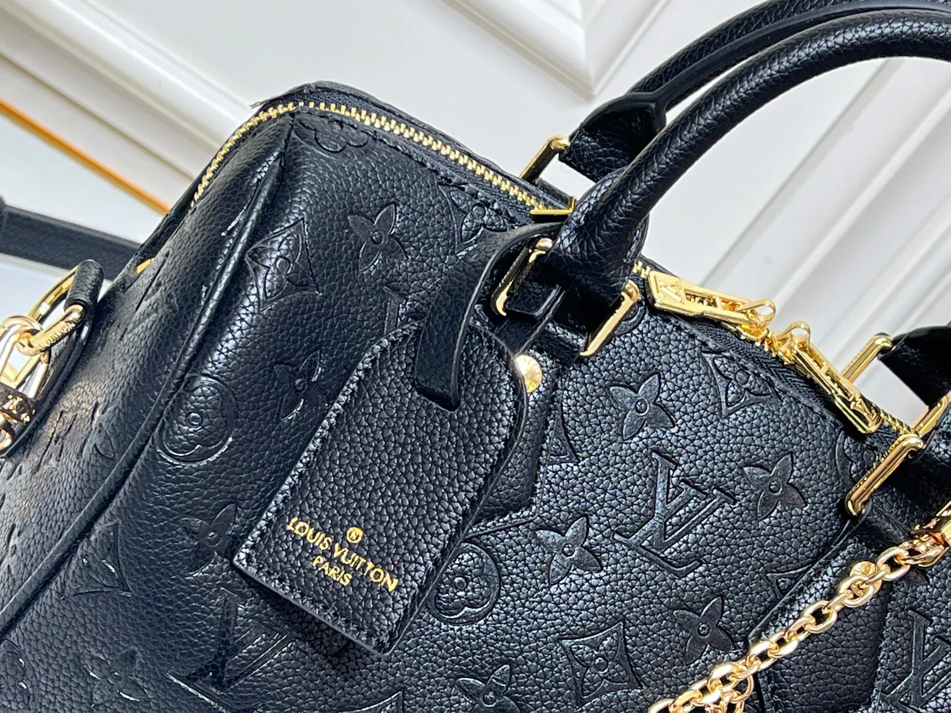 Batch 300💰M24424 This Speedy Bandouliere 25 handbag is made of cow leather to create a pillow-like soft touch, adding a modern addition to the LVBliss series. The brand's classic Monogram pattern is reshaped using triple digital printing technology, and the jewel-like Monogram flower chain shines with luster. Dimensions: 25 x18 x13 cm