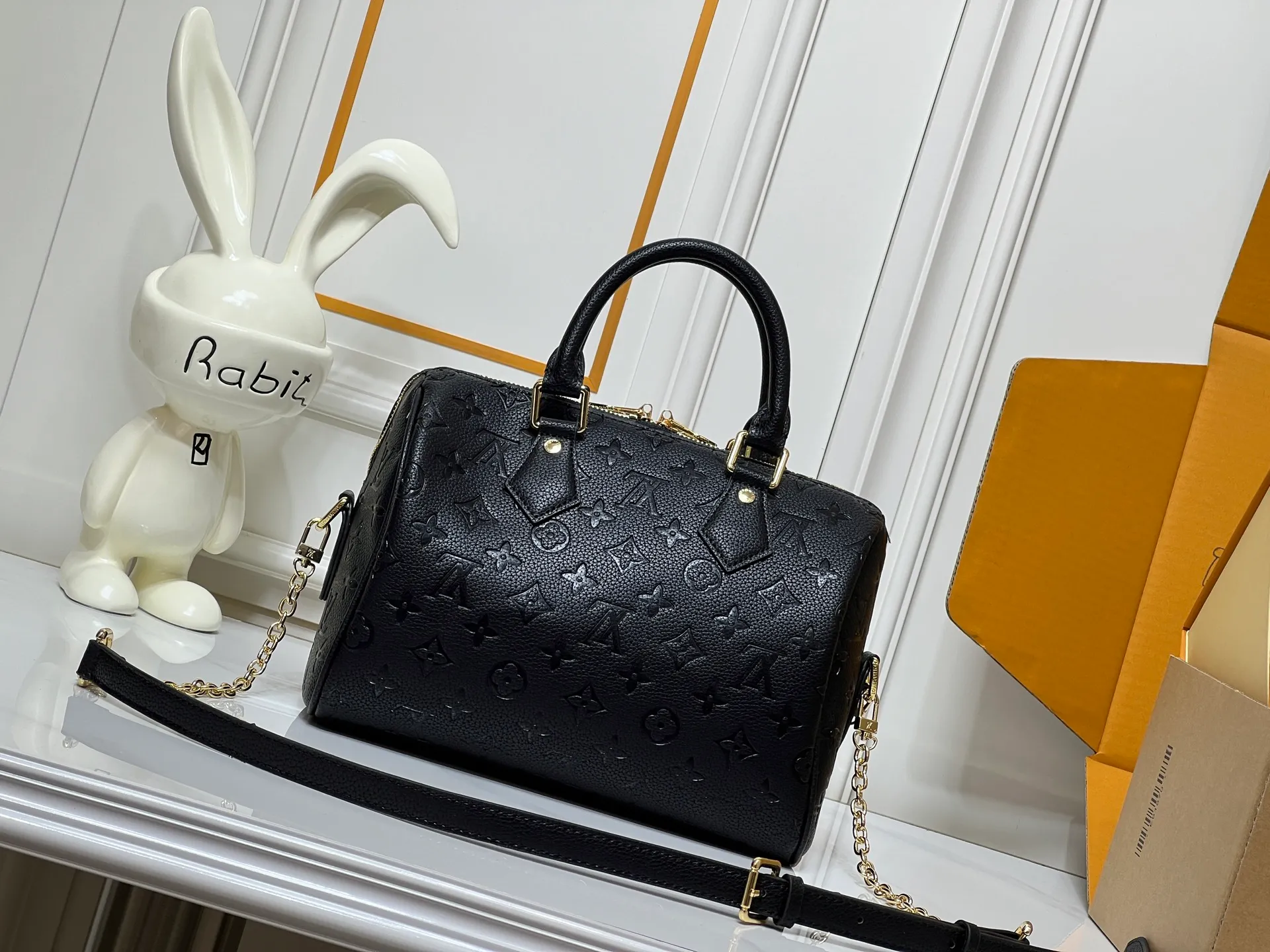 Batch 300💰M24424 This Speedy Bandouliere 25 handbag is made of cow leather to create a pillow-like soft touch, adding a modern addition to the LVBliss series. The brand's classic Monogram pattern is reshaped using triple digital printing technology, and the jewel-like Monogram flower chain shines with luster. Dimensions: 25 x18 x13 cm