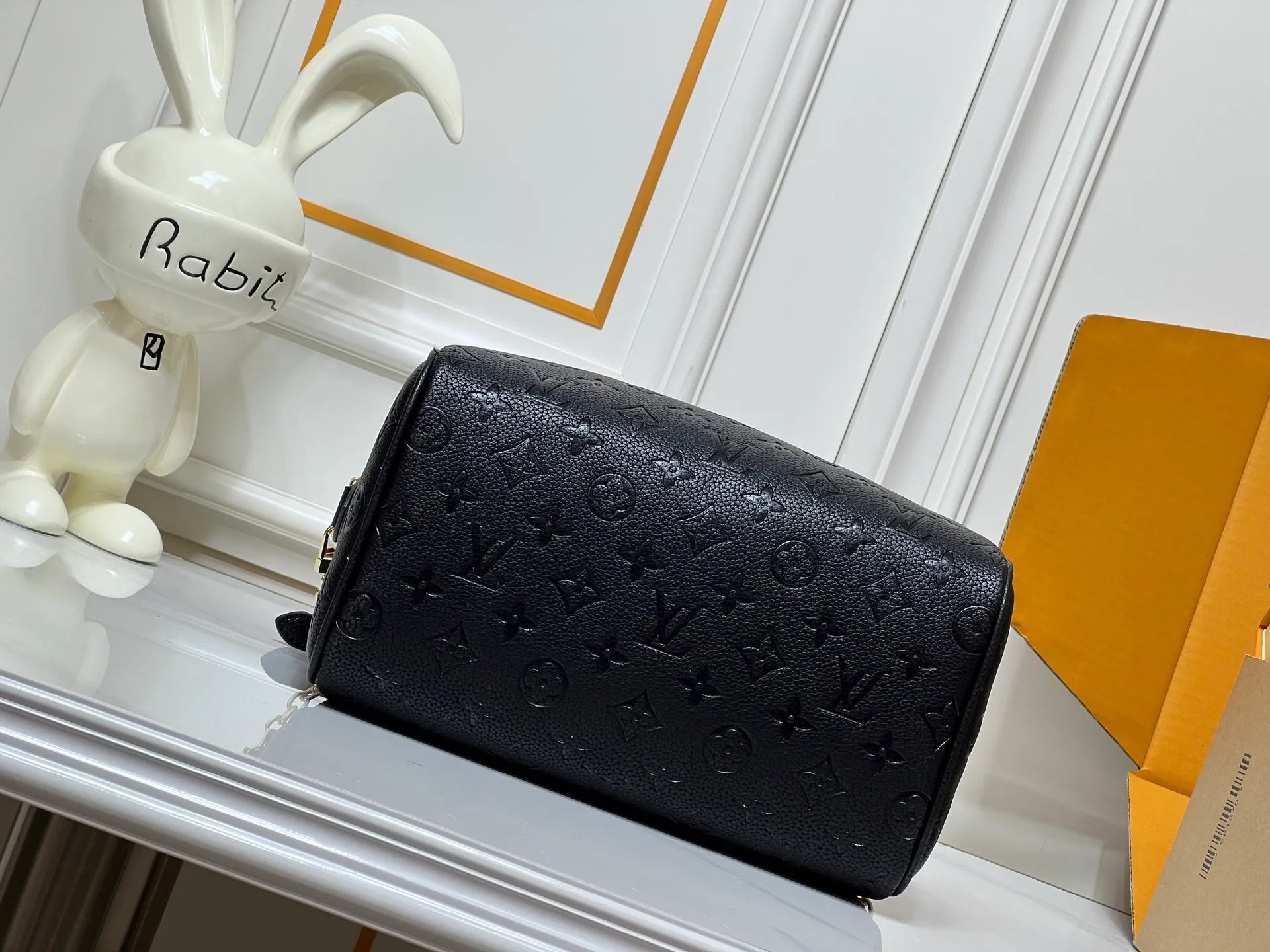 Batch 300💰M24424 This Speedy Bandouliere 25 handbag is made of cow leather to create a pillow-like soft touch, adding a modern addition to the LVBliss series. The brand's classic Monogram pattern is reshaped using triple digital printing technology, and the jewel-like Monogram flower chain shines with luster. Dimensions: 25 x18 x13 cm