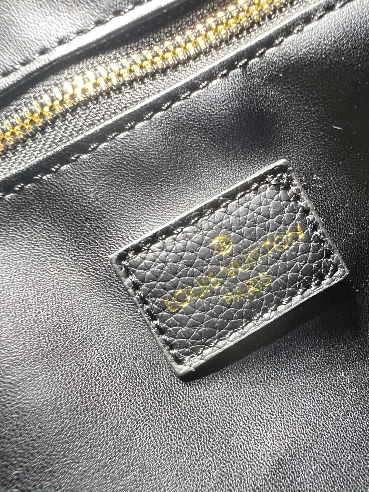 Batch 300💰M24424 This Speedy Bandouliere 25 handbag is made of cow leather to create a pillow-like soft touch, adding a modern addition to the LVBliss series. The brand's classic Monogram pattern is reshaped using triple digital printing technology, and the jewel-like Monogram flower chain shines with luster. Dimensions: 25 x18 x13 cm