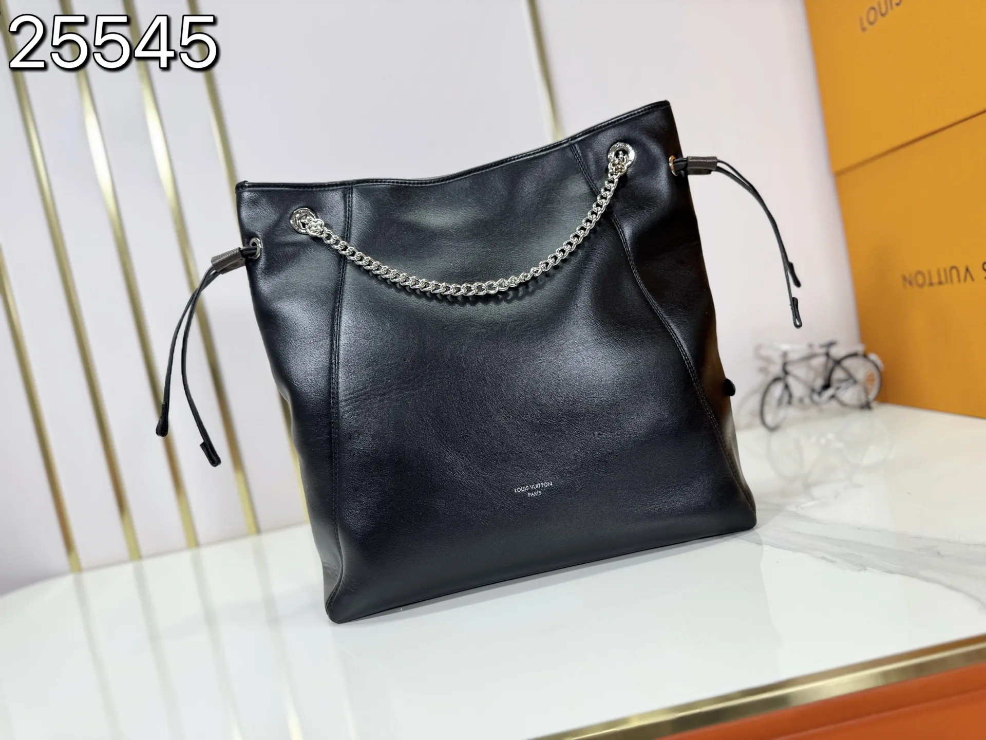 P280 Upgraded original M25545 M25522 This medium Off Duty handbag is from the LV Vibe series and can inject avant-garde rock style into any look. The sheepskin body has glossy hardware and the LV Circle logo on one side. Dimensions: 33.0 x 24.0 x 11.5 cm (length x height x width)