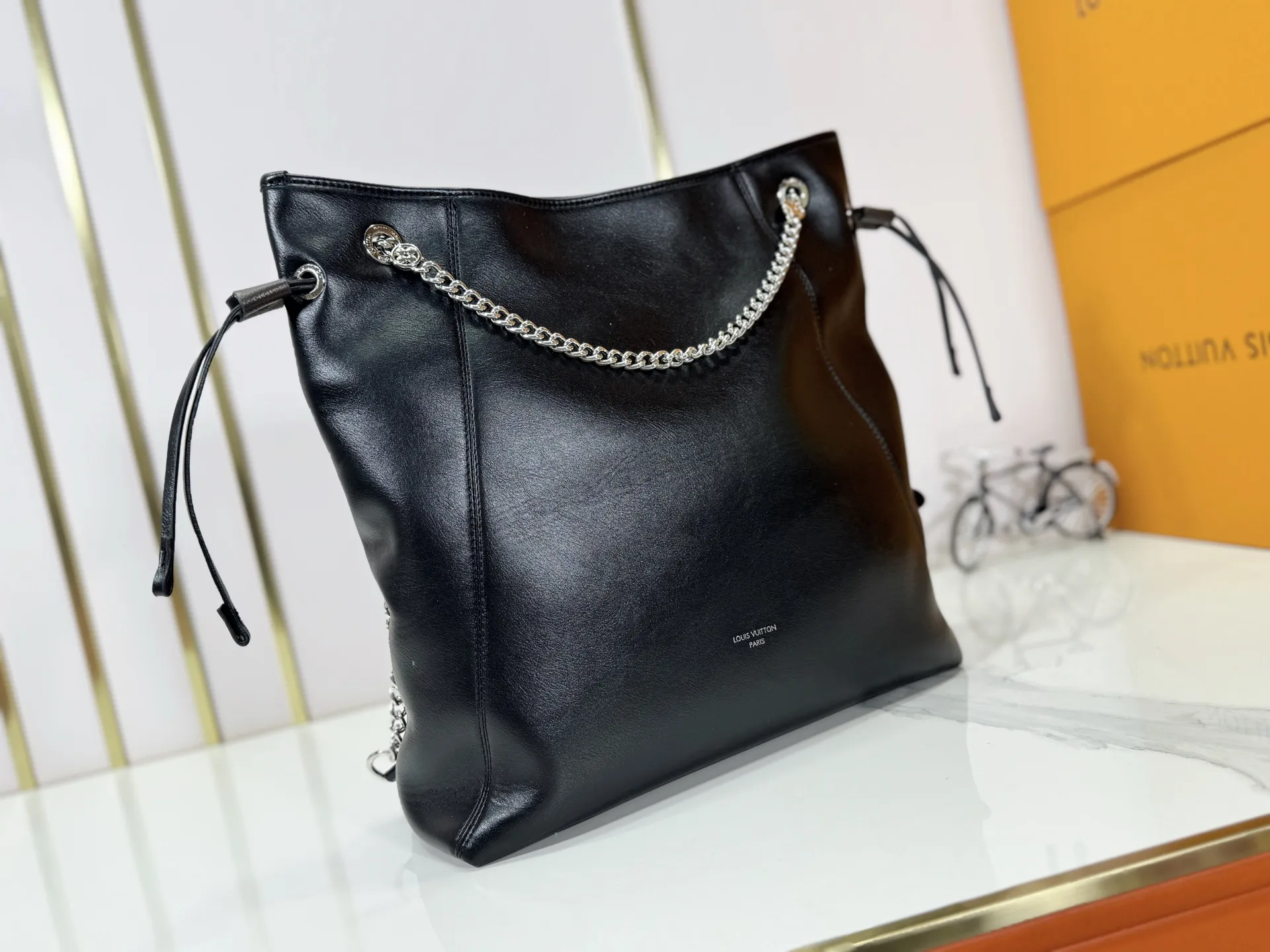 P280 Upgraded original M25545 M25522 This medium Off Duty handbag is from the LV Vibe series and can inject avant-garde rock style into any look. The sheepskin body has glossy hardware and the LV Circle logo on one side. Dimensions: 33.0 x 24.0 x 11.5 cm (length x height x width)