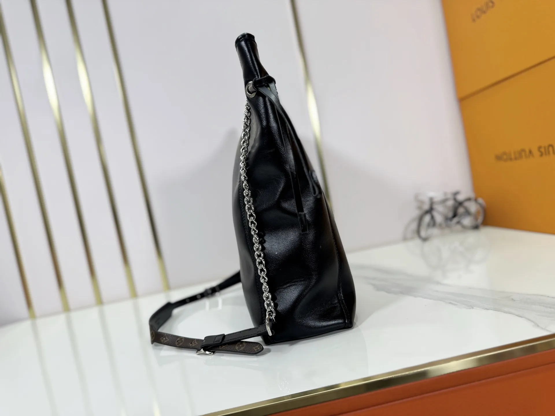 P280 Upgraded original M25545 M25522 This medium Off Duty handbag is from the LV Vibe series and can inject avant-garde rock style into any look. The sheepskin body has glossy hardware and the LV Circle logo on one side. Dimensions: 33.0 x 24.0 x 11.5 cm (length x height x width)