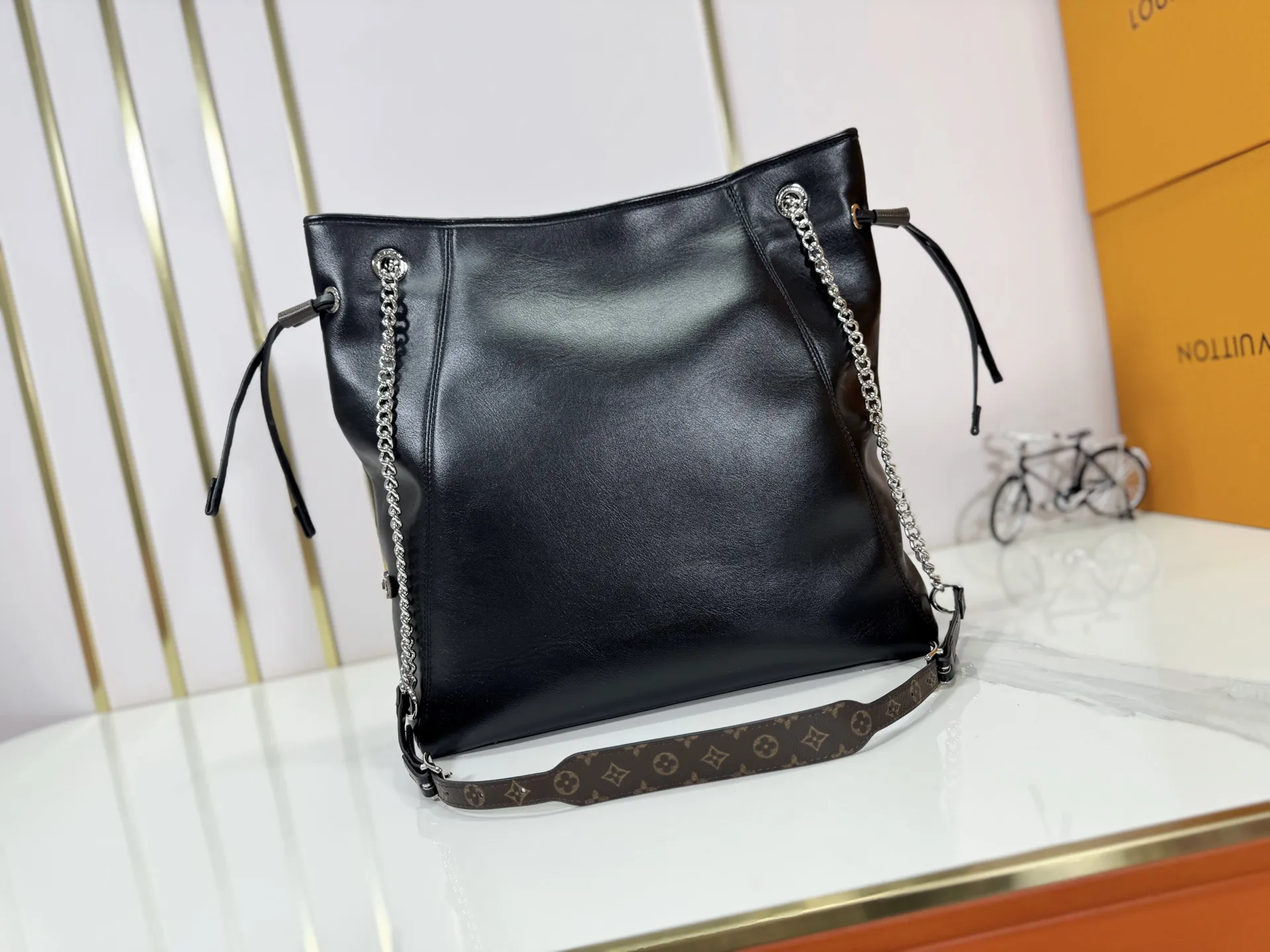 P280 Upgraded original M25545 M25522 This medium Off Duty handbag is from the LV Vibe series and can inject avant-garde rock style into any look. The sheepskin body has glossy hardware and the LV Circle logo on one side. Dimensions: 33.0 x 24.0 x 11.5 cm (length x height x width)