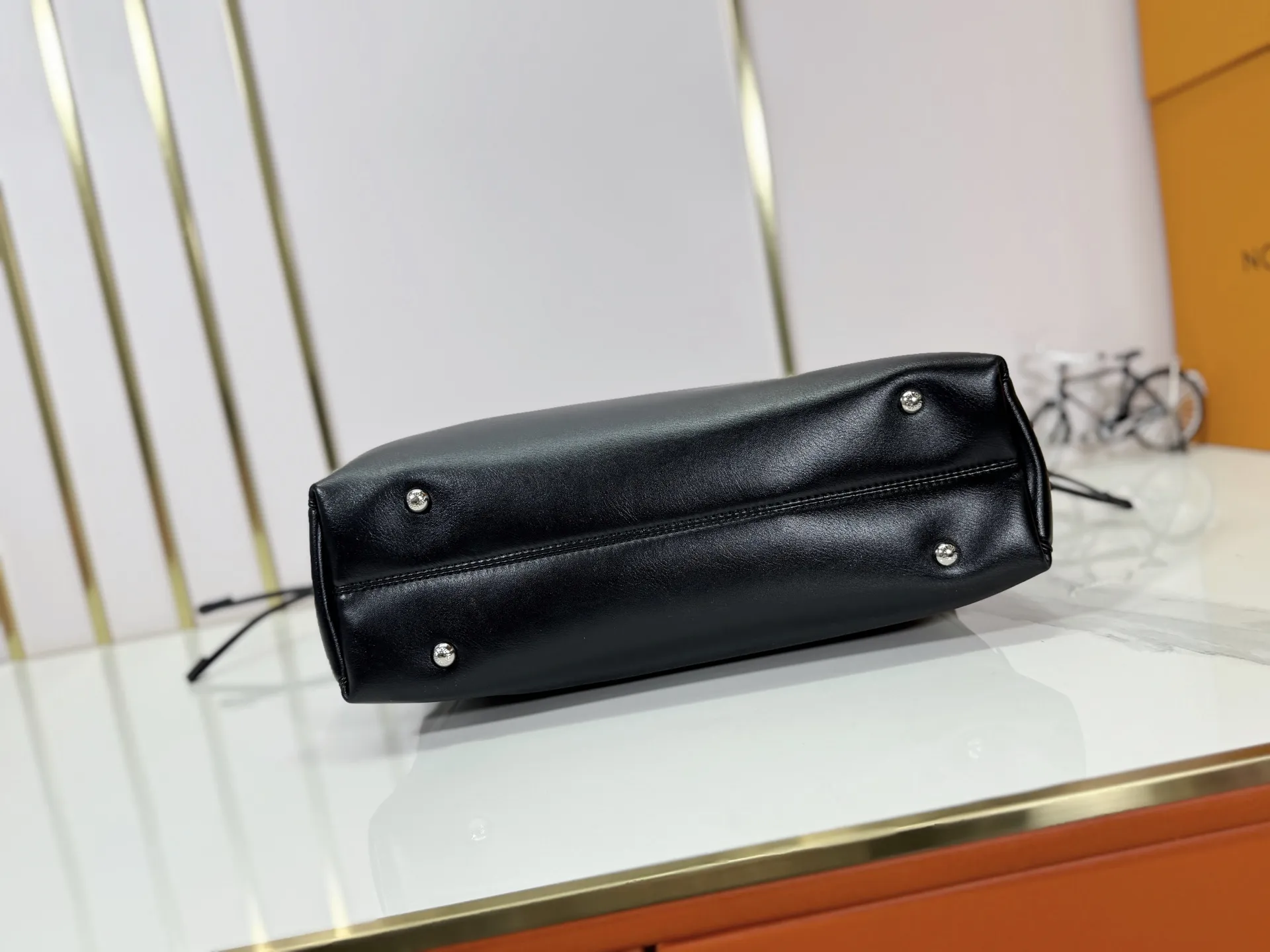 P280 Upgraded original M25545 M25522 This medium Off Duty handbag is from the LV Vibe series and can inject avant-garde rock style into any look. The sheepskin body has glossy hardware and the LV Circle logo on one side. Dimensions: 33.0 x 24.0 x 11.5 cm (length x height x width)