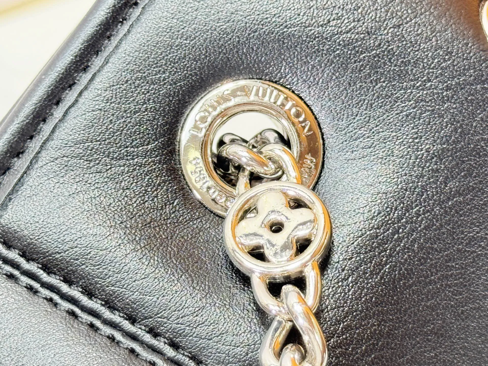 P280 Upgraded original M25545 M25522 This medium Off Duty handbag is from the LV Vibe series and can inject avant-garde rock style into any look. The sheepskin body has glossy hardware and the LV Circle logo on one side. Dimensions: 33.0 x 24.0 x 11.5 cm (length x height x width)