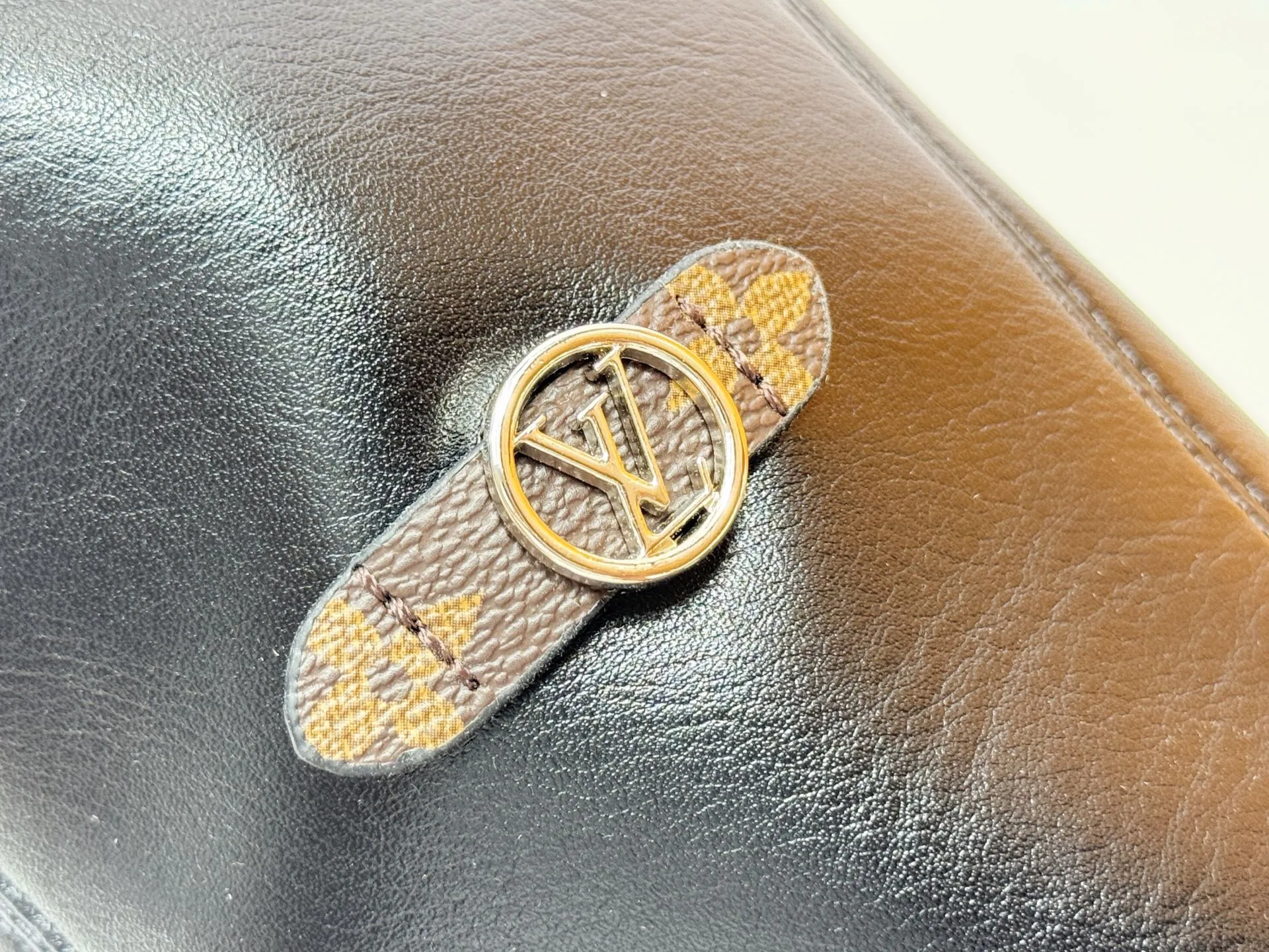 P280 Upgraded original M25545 M25522 This medium Off Duty handbag is from the LV Vibe series and can inject avant-garde rock style into any look. The sheepskin body has glossy hardware and the LV Circle logo on one side. Dimensions: 33.0 x 24.0 x 11.5 cm (length x height x width)