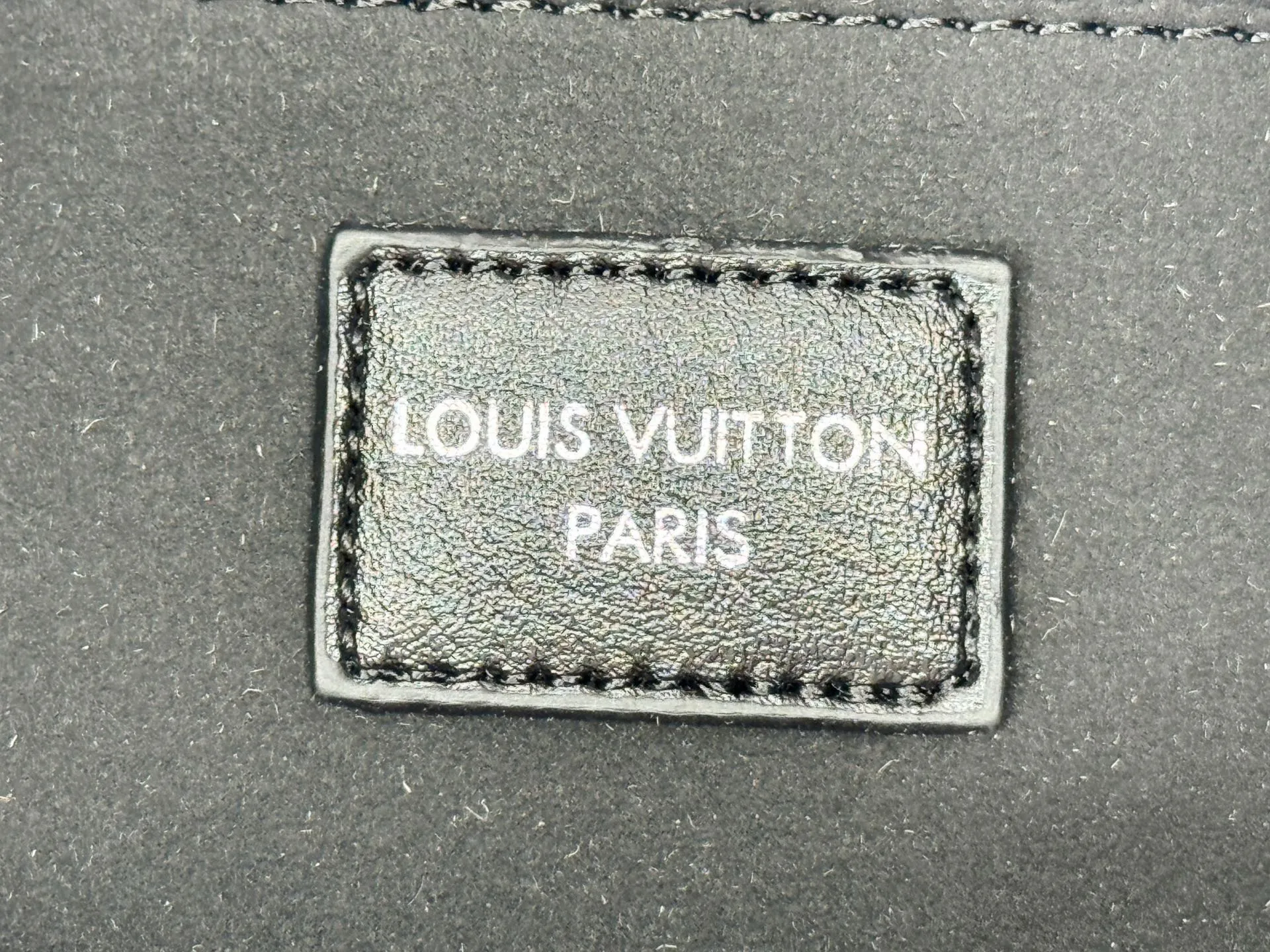 P280 Upgraded original M25545 M25522 This medium Off Duty handbag is from the LV Vibe series and can inject avant-garde rock style into any look. The sheepskin body has glossy hardware and the LV Circle logo on one side. Dimensions: 33.0 x 24.0 x 11.5 cm (length x height x width)
