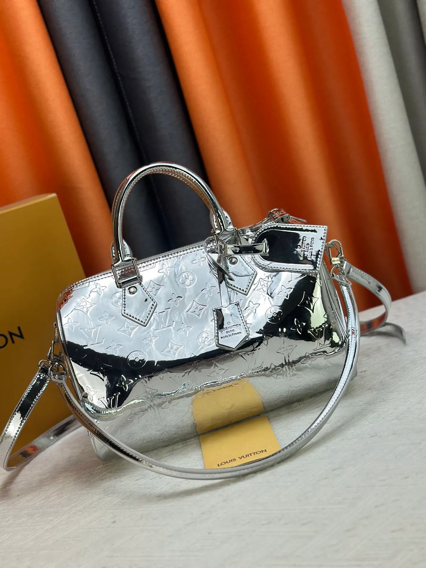 P300 M40391 M13344 Rose Gold Silver This Speedy Soft 30 is from the LV Travels With Grace Coddlington series. It is made of rich-toned cow leather with gold hardware and interesting embossed shapes. Removable name tag features Grace Coddington's handwriting. Size: 30X21X17 cm