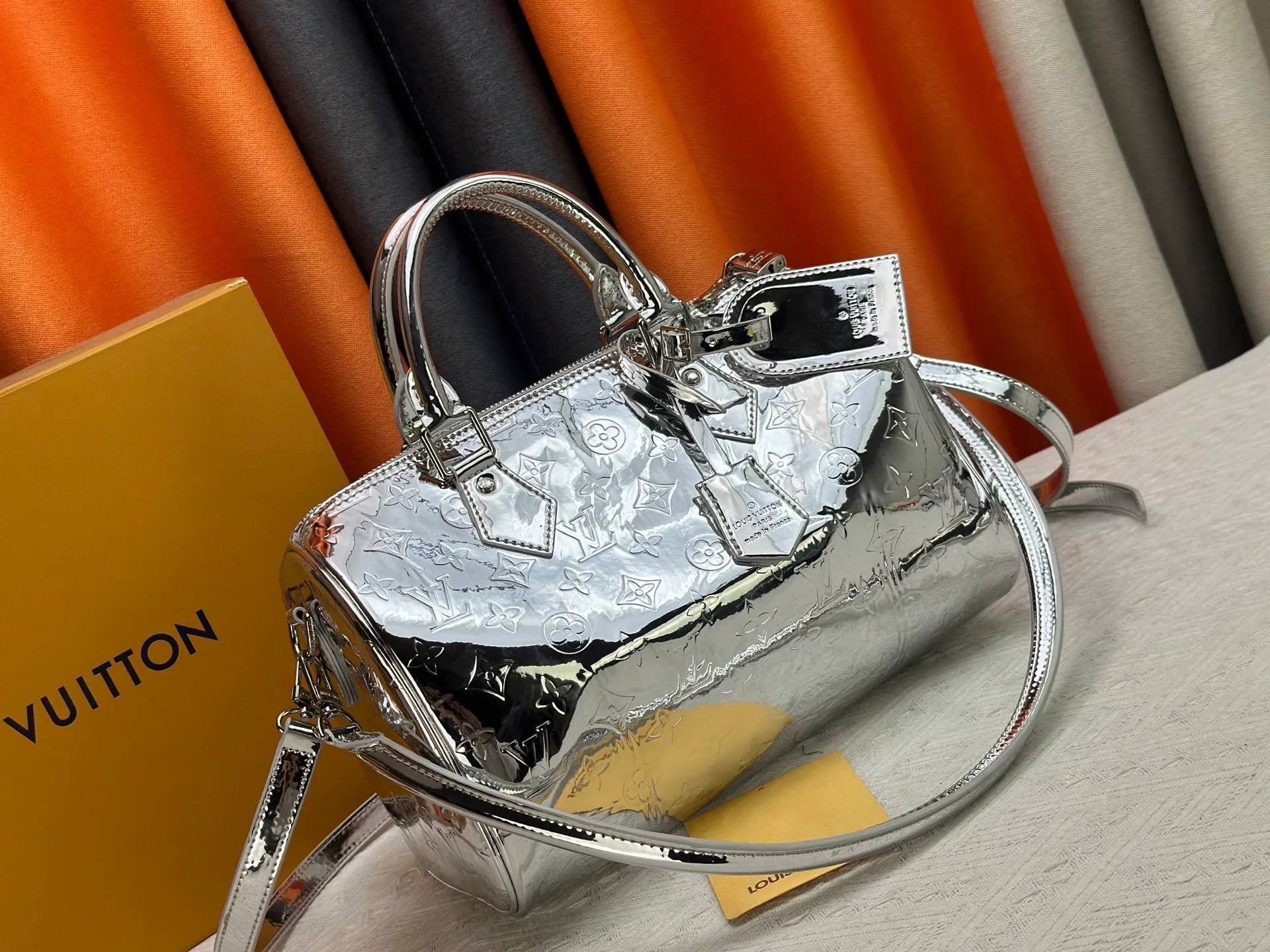 P300 M40391 M13344 Rose Gold Silver This Speedy Soft 30 is from the LV Travels With Grace Coddlington series. It is made of rich-toned cow leather with gold hardware and interesting embossed shapes. Removable name tag features Grace Coddington's handwriting. Size: 30X21X17 cm