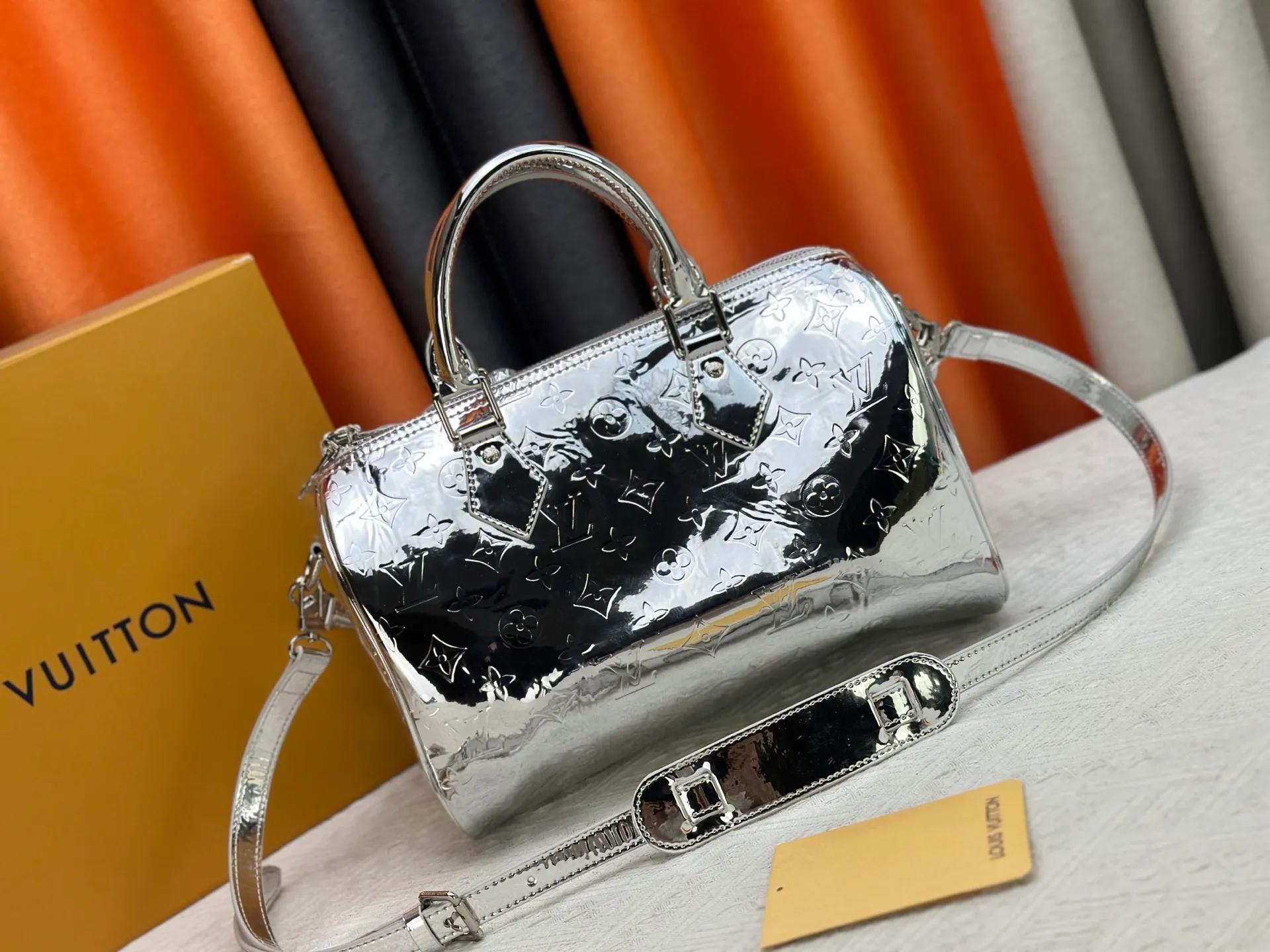 P300 M40391 M13344 Rose Gold Silver This Speedy Soft 30 is from the LV Travels With Grace Coddlington series. It is made of rich-toned cow leather with gold hardware and interesting embossed shapes. Removable name tag features Grace Coddington's handwriting. Size: 30X21X17 cm
