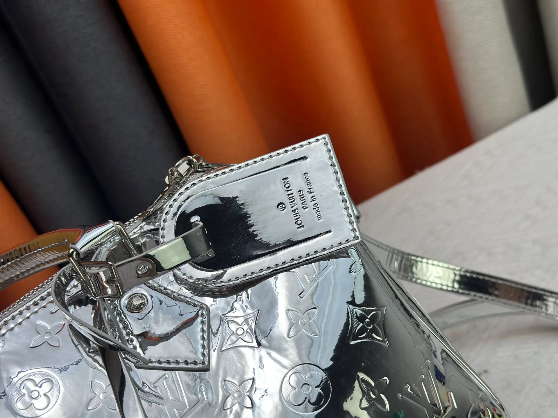 P300 M40391 M13344 Rose Gold Silver This Speedy Soft 30 is from the LV Travels With Grace Coddlington series. It is made of rich-toned cow leather with gold hardware and interesting embossed shapes. Removable name tag features Grace Coddington's handwriting. Size: 30X21X17 cm