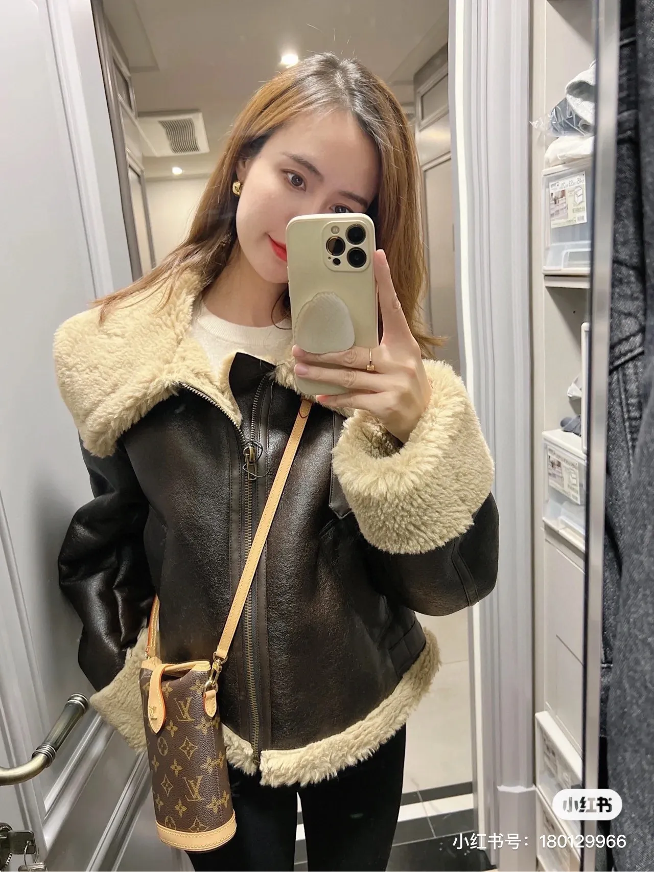 Batch 200💰Quality upgrade🔥Exclusive real shot M80874 Presbyopia Second-hand bag series Mini ice cream cone 2022 latest model Fold Me Mini style Designed with magnet buttons Leather with LV hardware buckle elements Exquisite and compact bag body Unisex Size: 14.5 × 18 × 6.5 cm